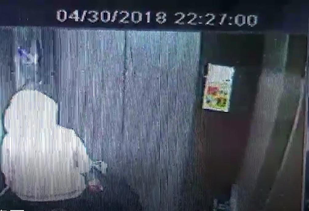 黃姓會計變裝逃亡，遭檢方通緝。（刑事局提供）