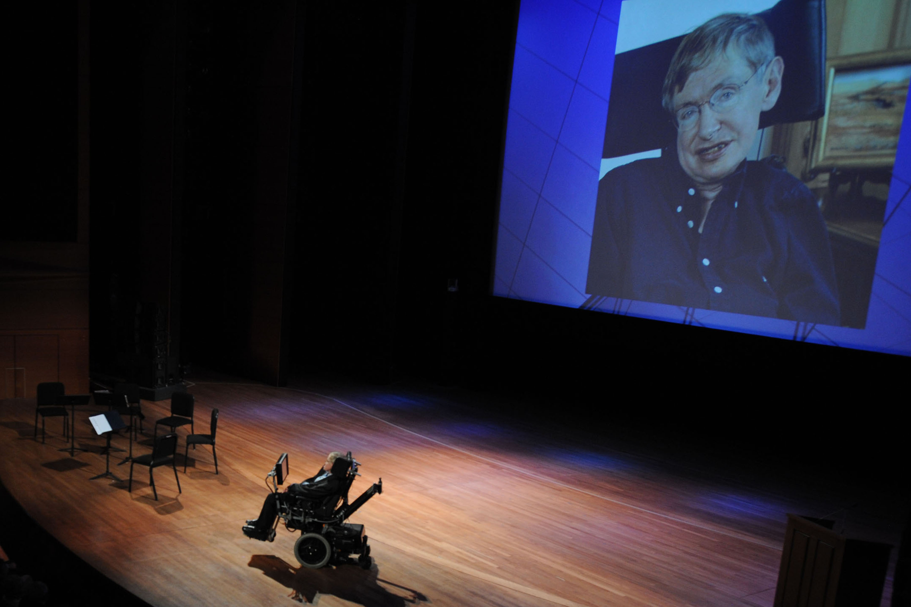 霍金與外界溝通，是透過電腦合成的人工語音。（東方IC）