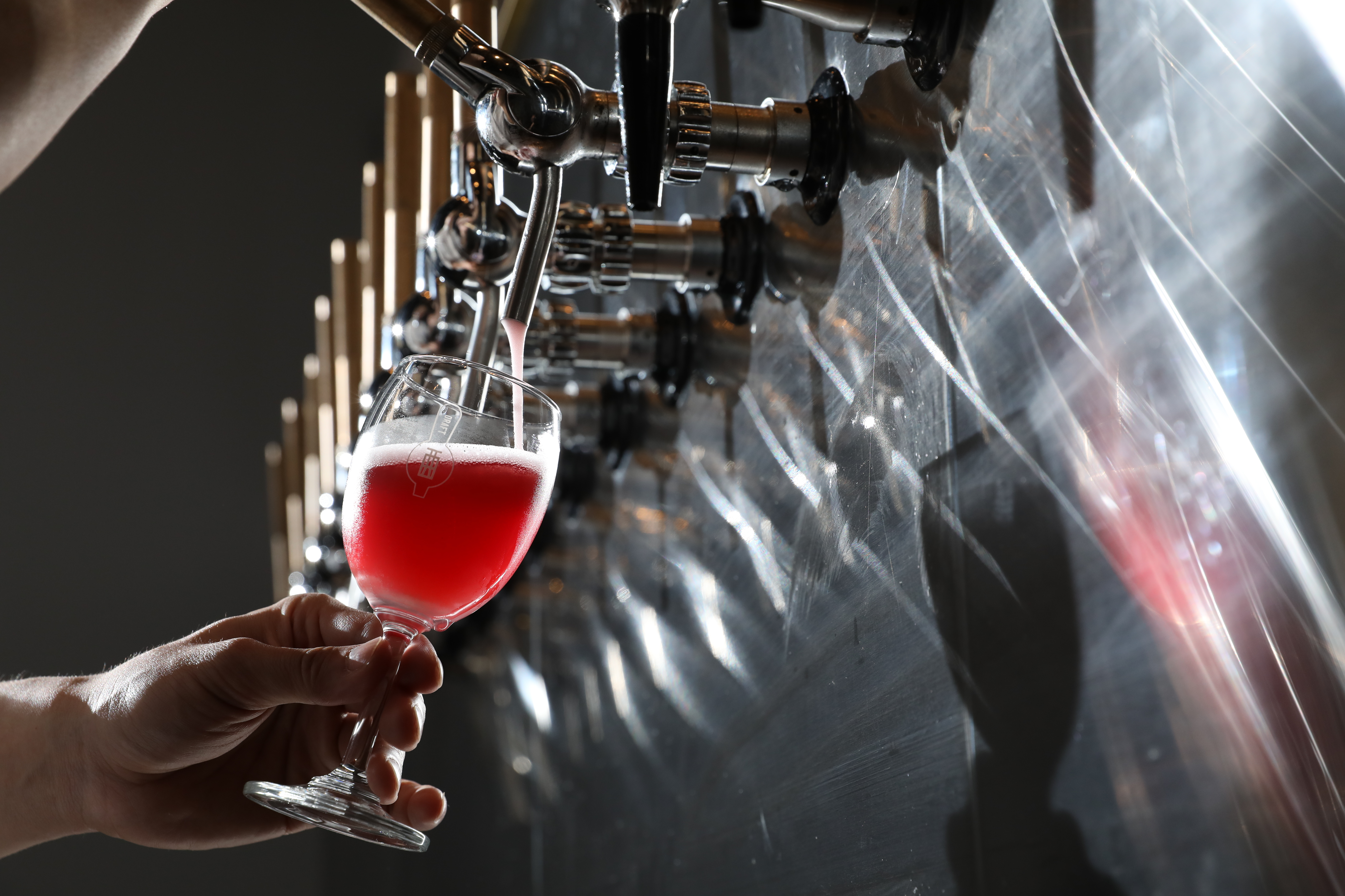 調酒以On Tap方式汲取，不用幾秒，調酒就能到你手中。「Champagne Cobbler」將草莓風味封入糖裡，混合波特酒、義大利氣泡酒，酸甜清爽宜人。（200元／杯）