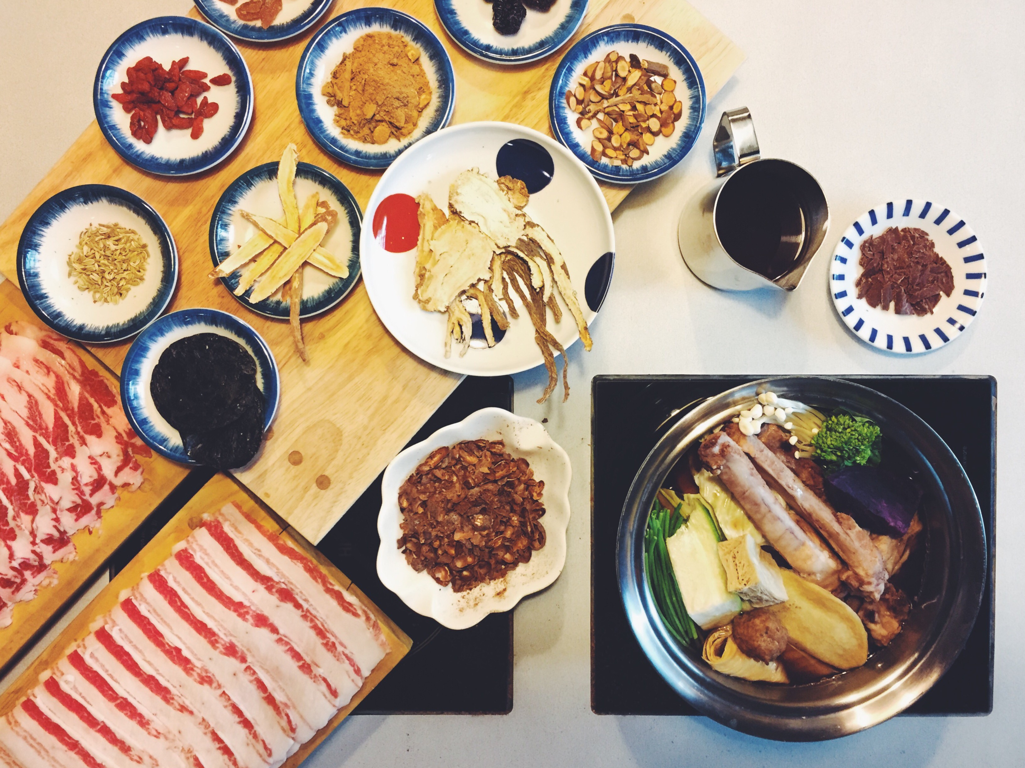 「肉大人肉舖火鍋」春夏推出「肉骨茶可可鍋」，適合搭配油脂較多的肉款，挑好肉不用加價就能喝到新口味。（橡木子等級伊比利豬五花，990元／加大套餐；橡木子等級伊比利豬梅花，1,120元／加大套餐）