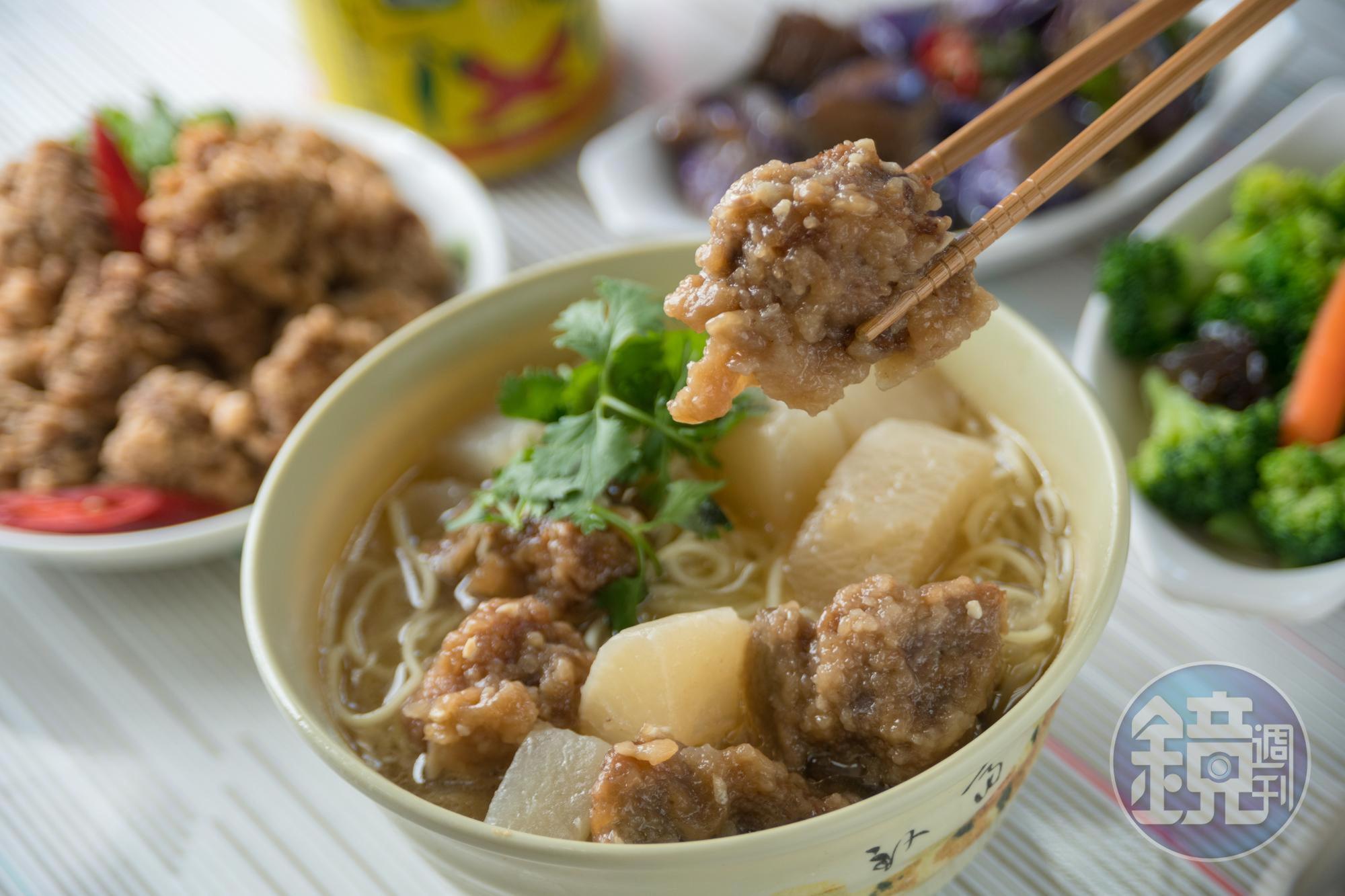 「吉慶飲食部」的招牌「排骨麵」，只在週二、四、六才吃得到。（75元／碗）