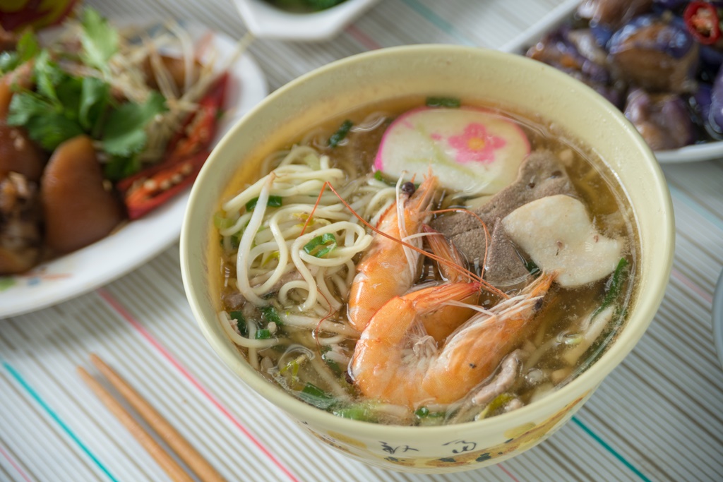 「什錦煮麵」配料有蝦子、花枝、魚板、豬肝片、豬肉絲，豐盛鮮美，油麵彈牙不爛。（85元／碗）