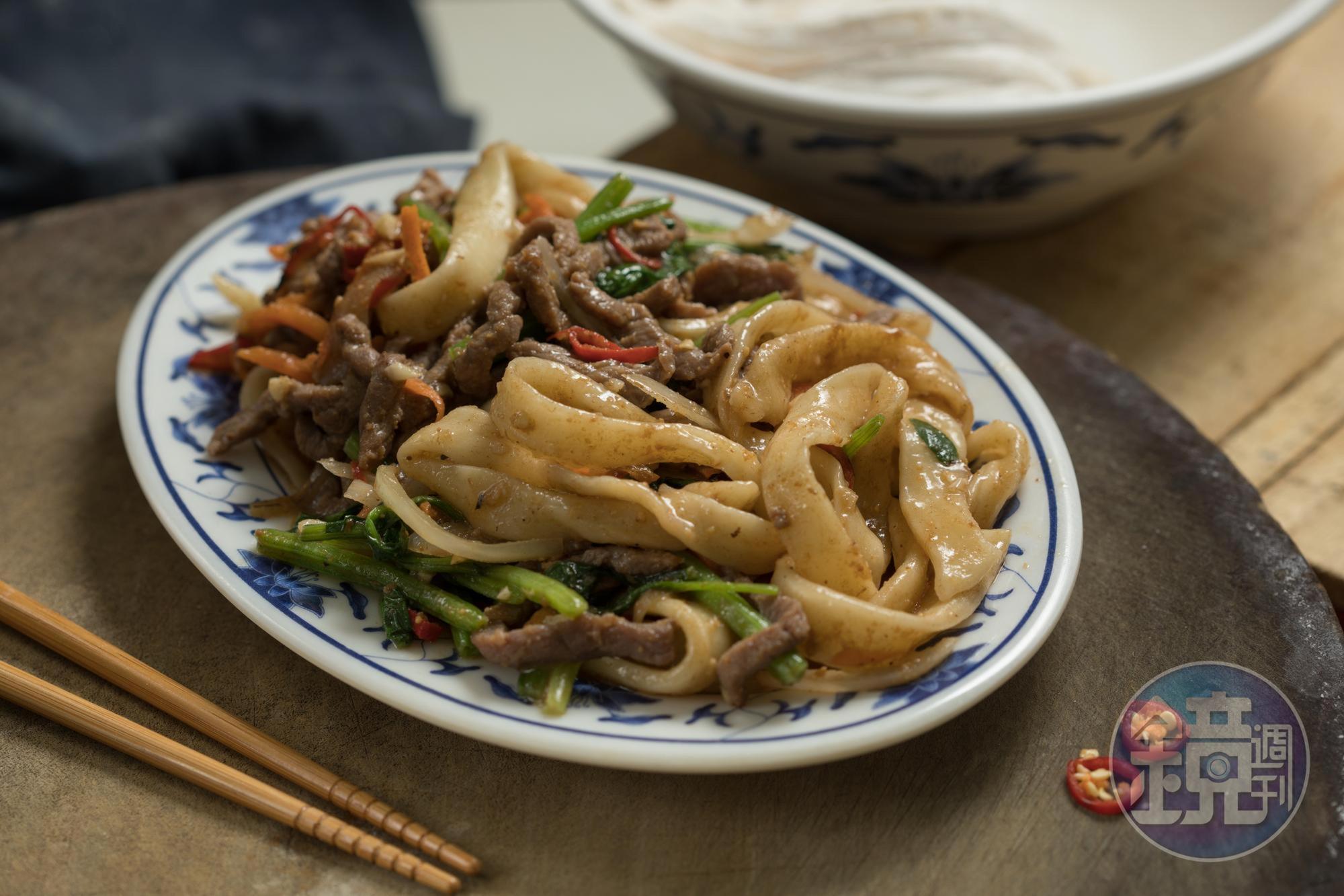 「周記家常麵專賣店」的「沙茶牛肉炒麵」,曾被亞洲週刊評為台灣美食之最。(95元/小份)