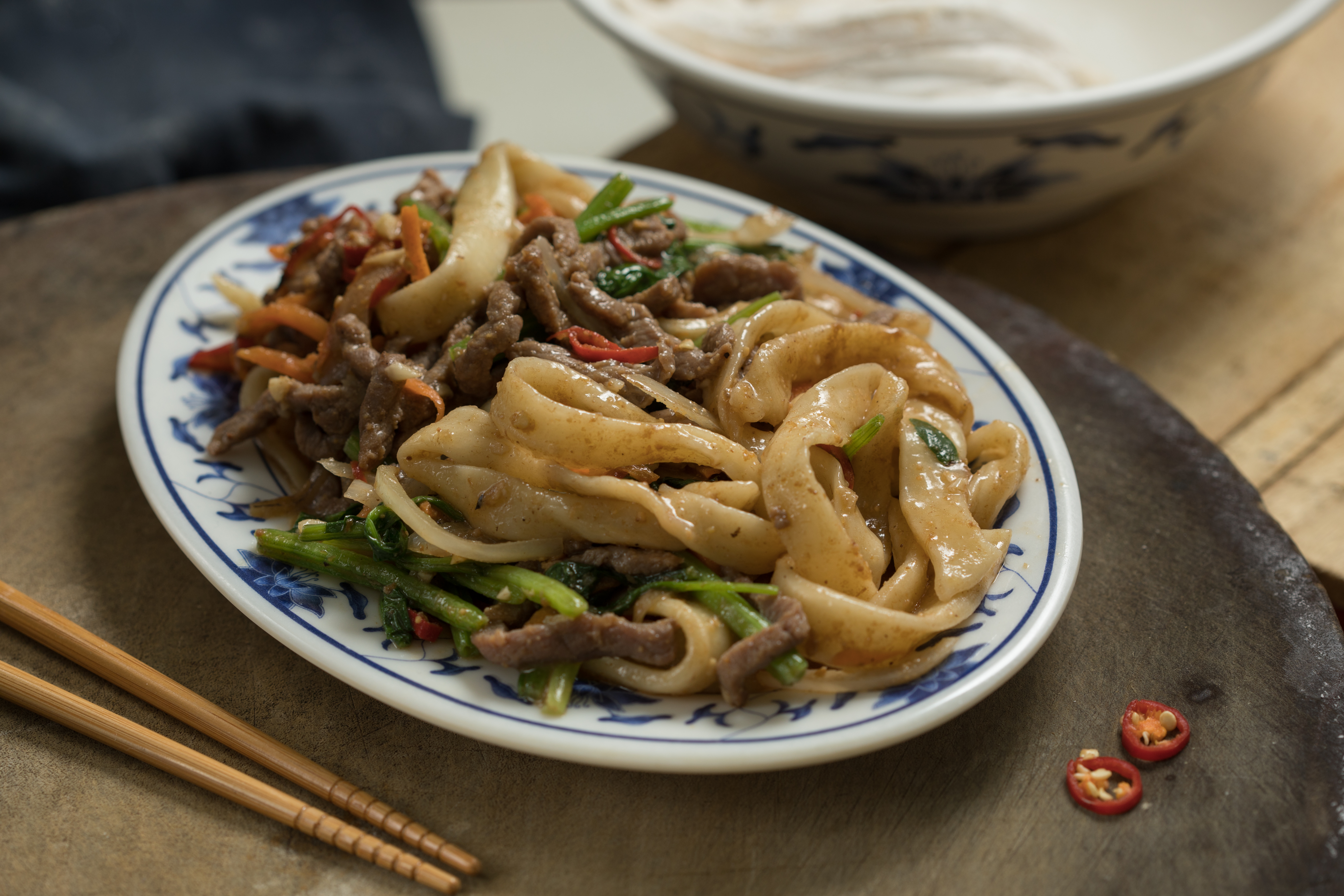 「周記家常麵專賣店」的「沙茶牛肉炒麵」，曾被亞洲週刊評為台灣美食之最。（95元／小份）