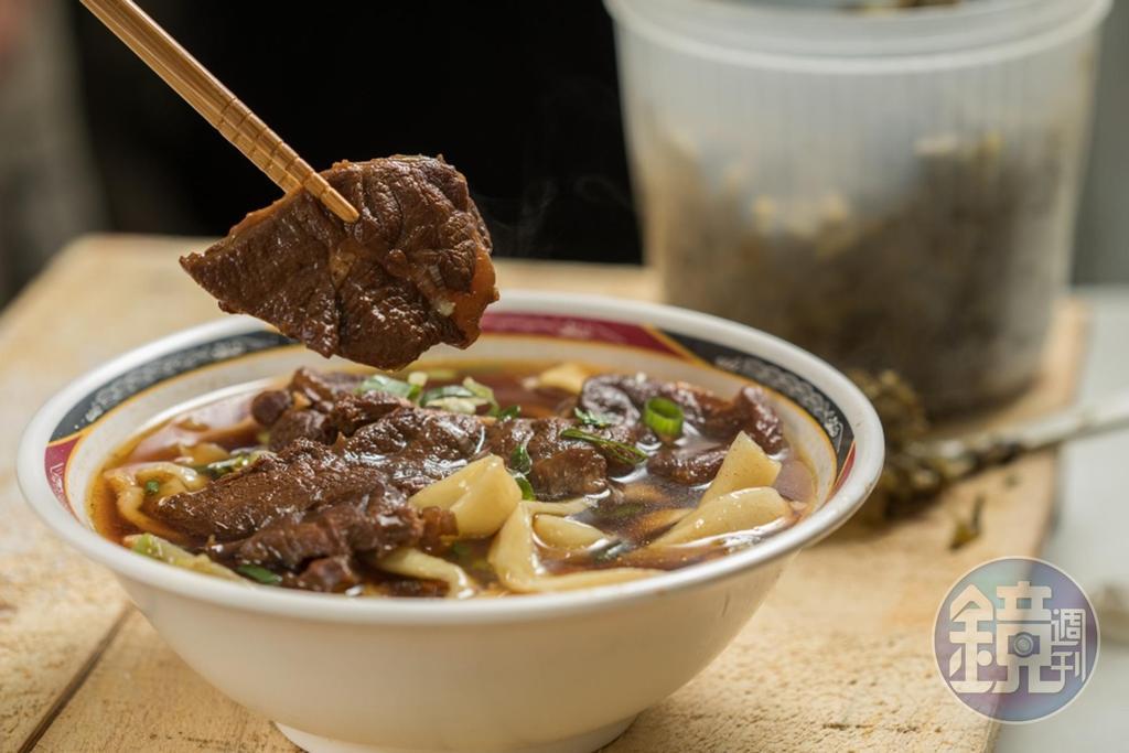 「牛肉麵」的湯底用牛骨和咖哩熬製,還放了柳丁增添果香。(110元/小碗)