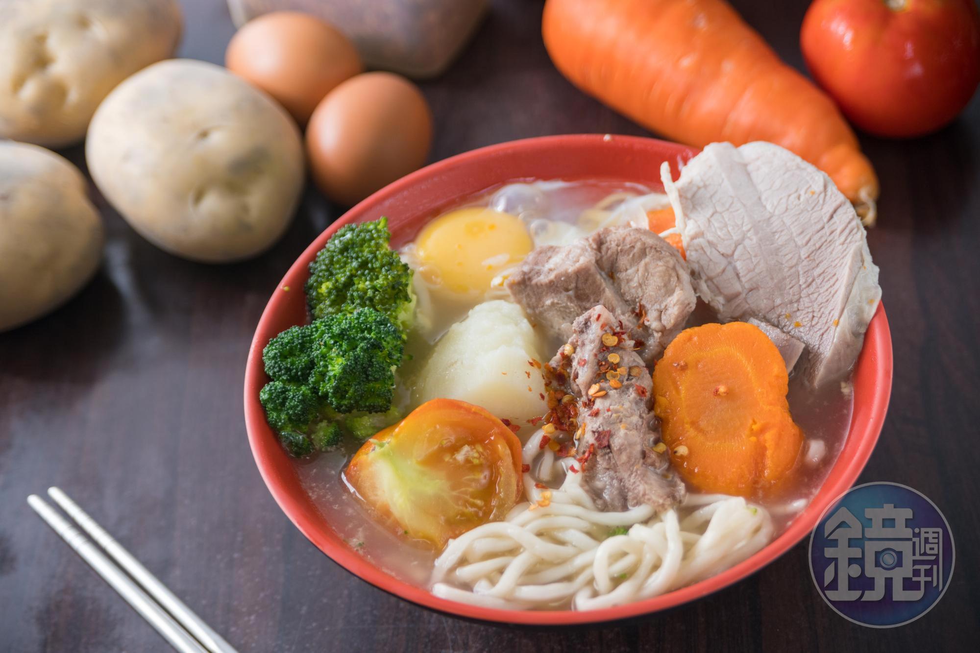 「中崙蕃茄麵」的「蕃茄拉麵」,配料豐富兼具營養,是不少附近上班族的午餐首選。(100元/小碗)