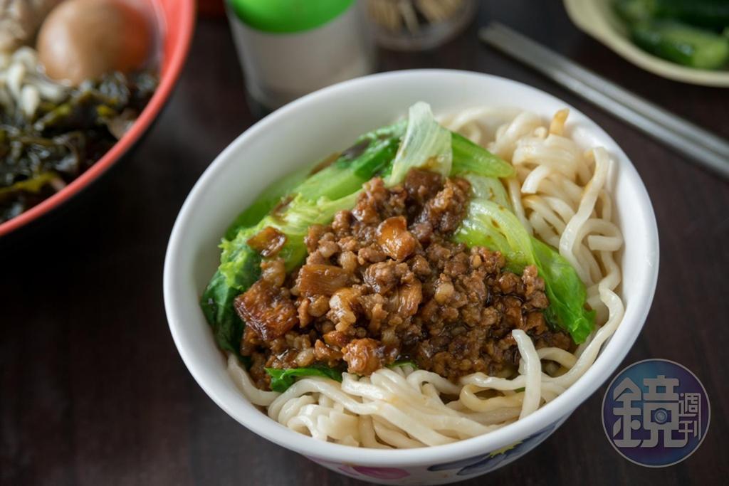 「肉燥乾麵」淋滿噴香肉燥,不會過於鹹膩。(45元/小碗)