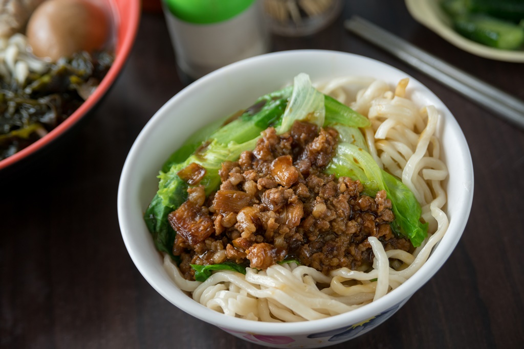 「肉燥乾麵」淋滿噴香肉燥，不會過於鹹膩。（45元／小碗）
