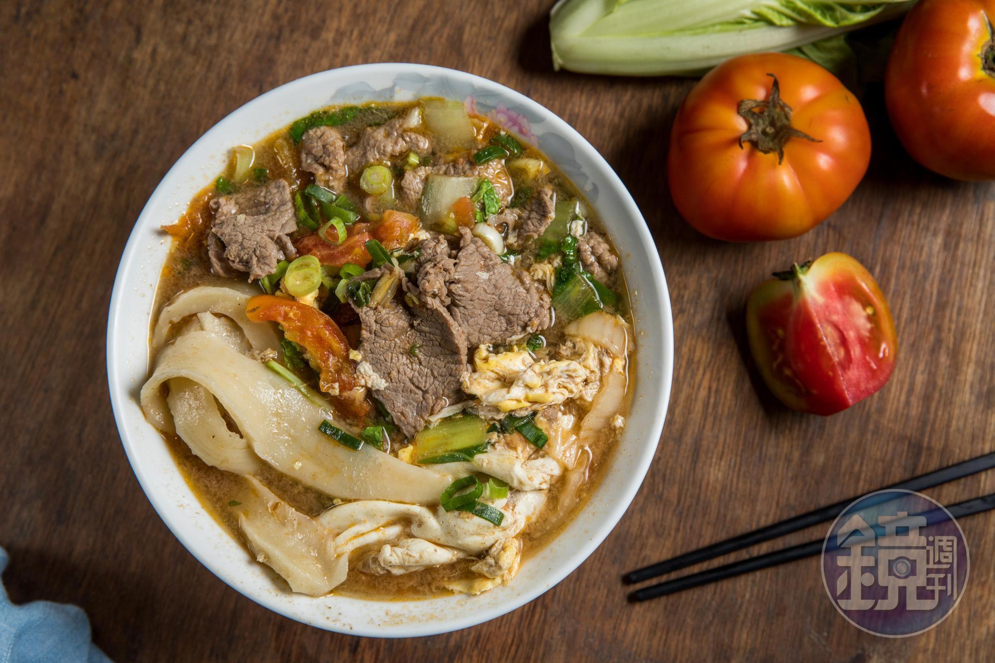 「番茄煮牛肉麵」的湯底用牛骨、洋蔥熬出自然甘甜，配料像小火鍋般豐盛。（110元／碗）