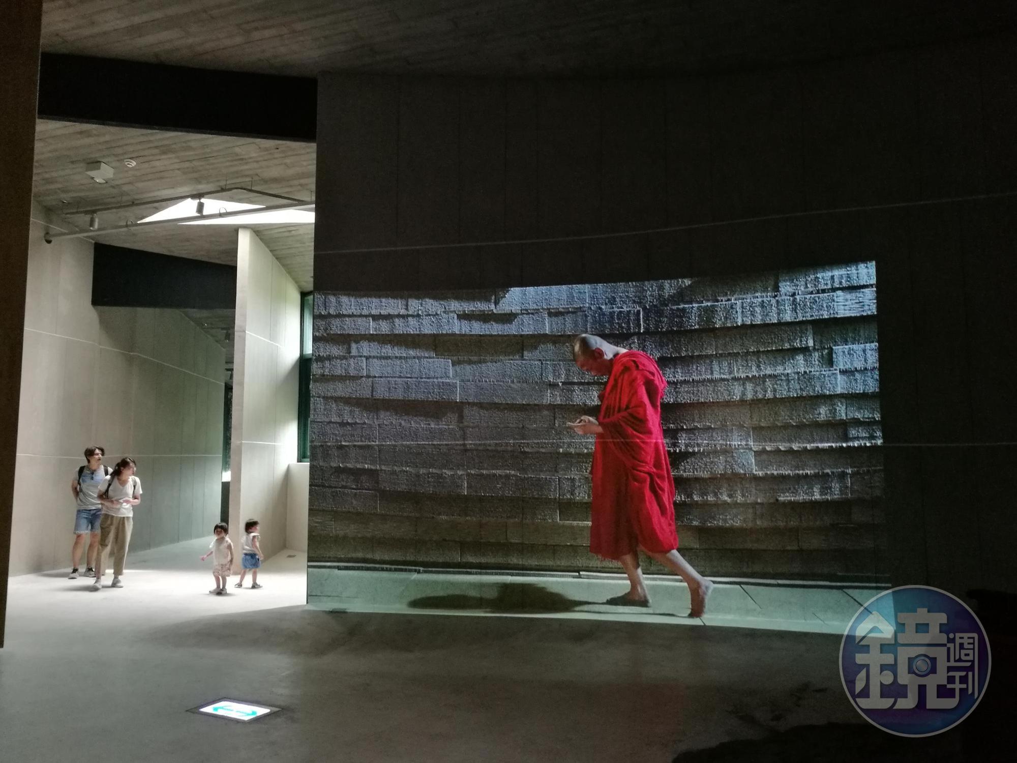「壯圍沙丘旅遊服務園區」首場展覽「行者」，請來電影導演蔡明亮策展。