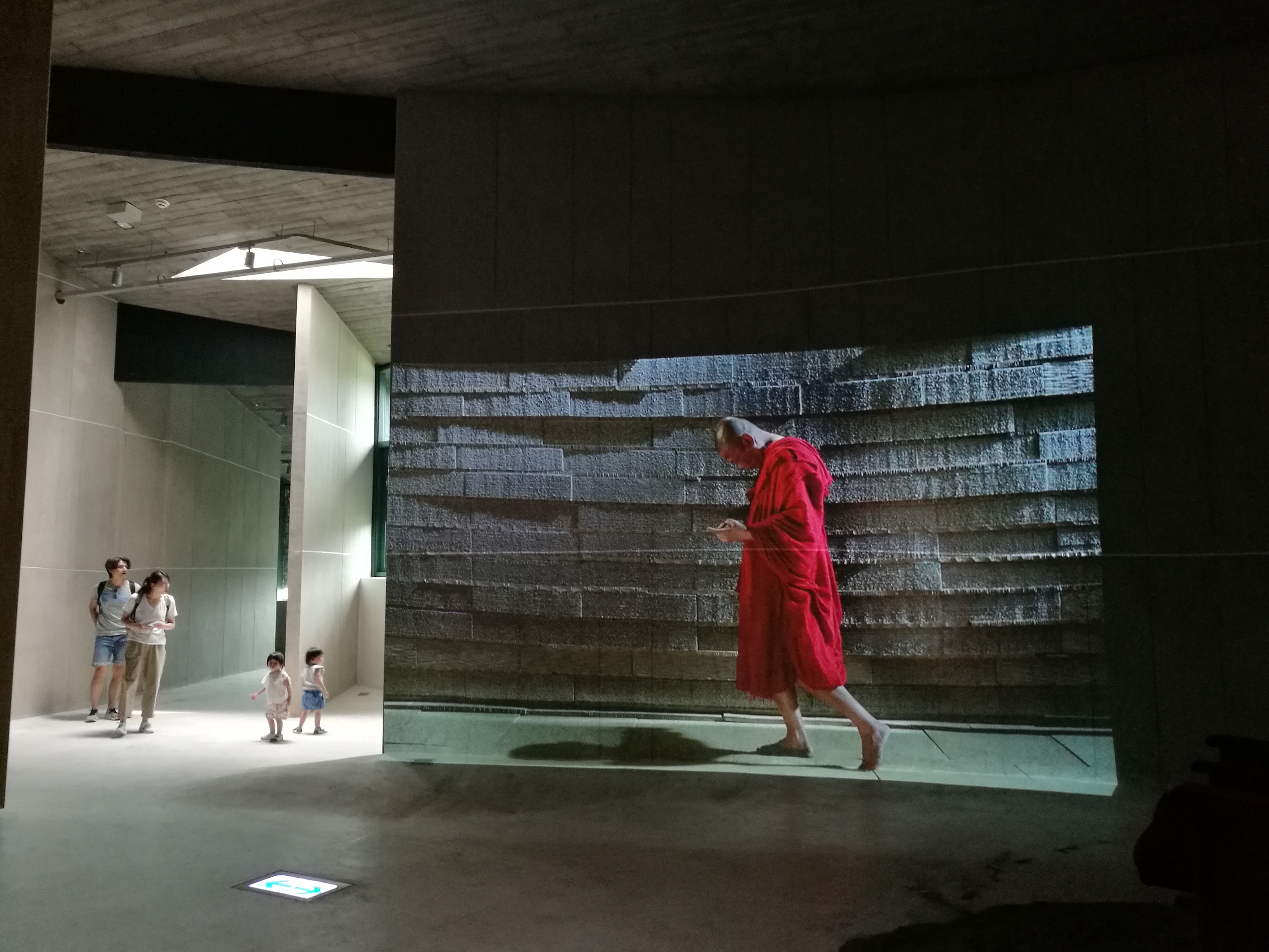 「壯圍沙丘旅遊服務園區」首場展覽「行者」，請來電影導演蔡明亮策展。