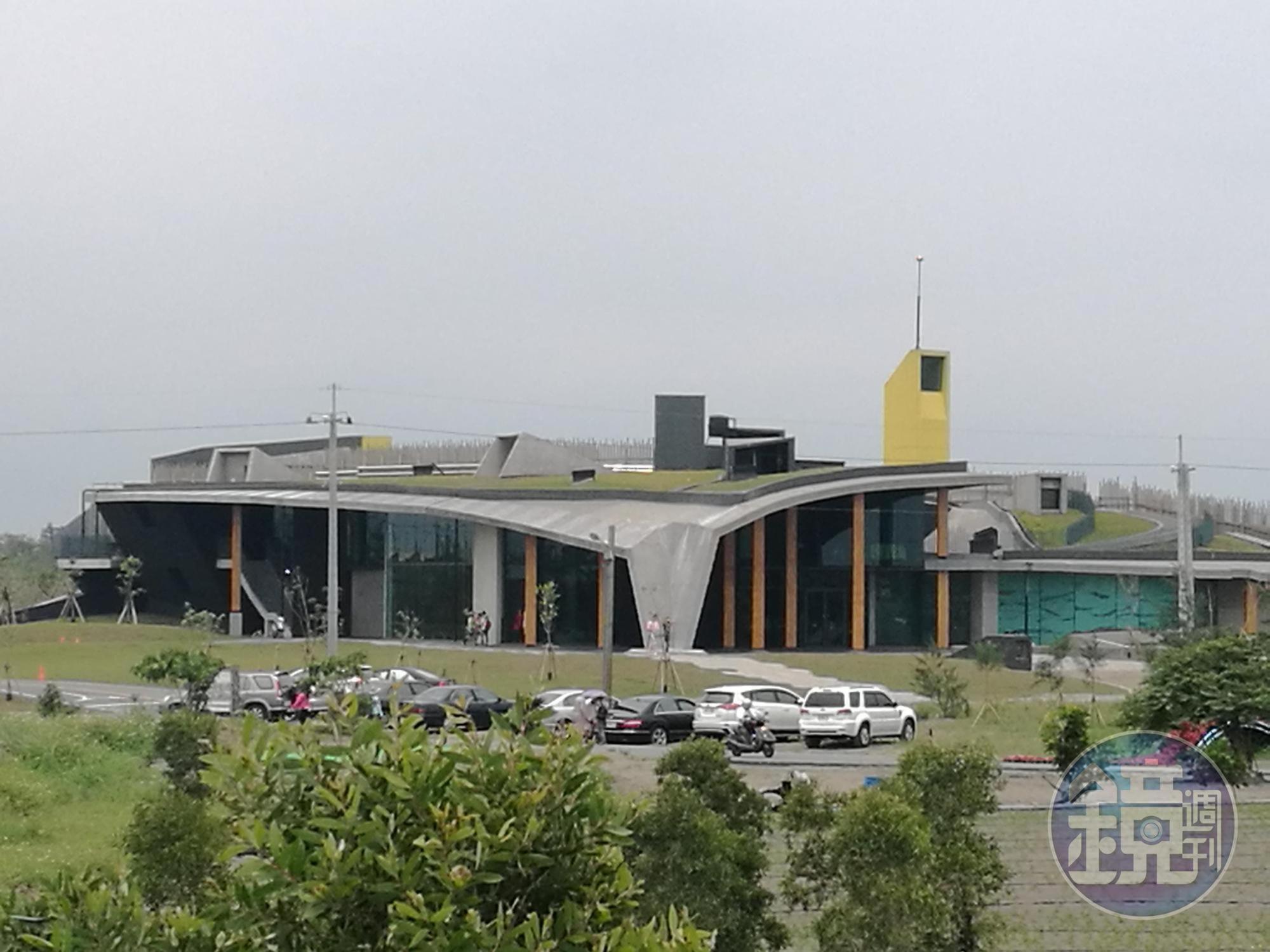 外觀如平地隆起的沙丘，建築師黃聲遠以壯圍海邊沙丘為概念設計。