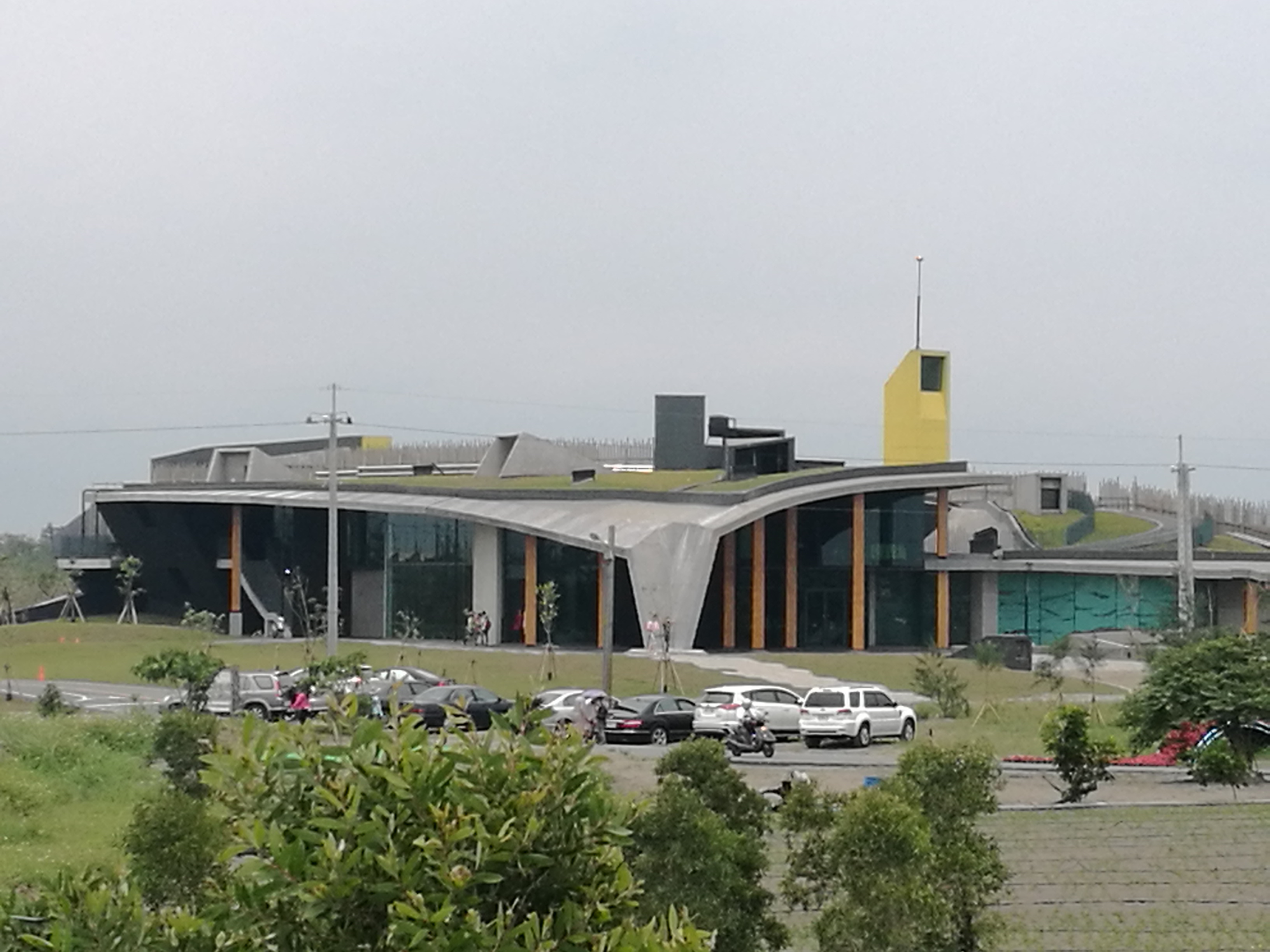 外觀如平地隆起的沙丘,建築師黃聲遠以壯圍海邊沙丘為概念設計。