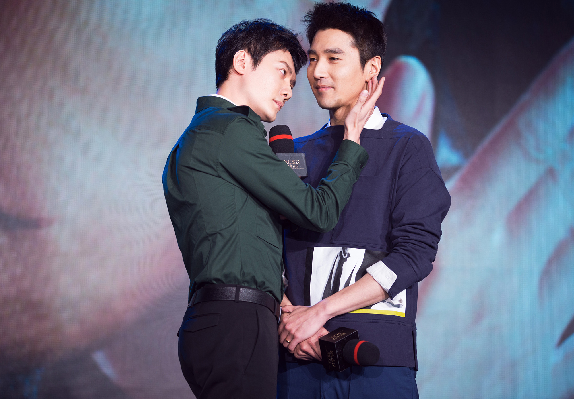 馮紹峰近距離摸臉考驗趙又廷定力。（甲上提供）