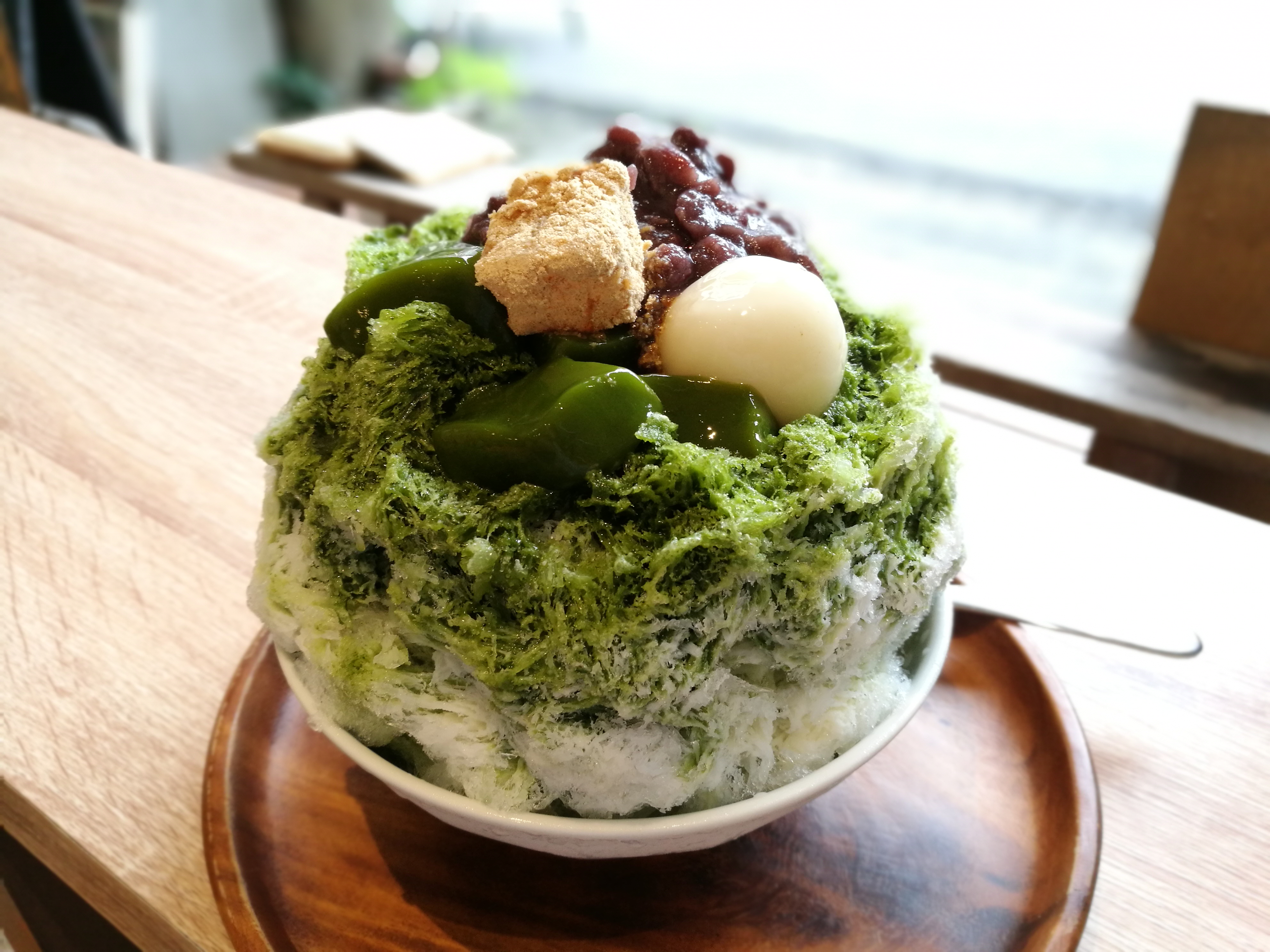 使用京都小山園抹茶粉與自製白玉丸子的「路過・老京都」刨冰。（140元／碗）