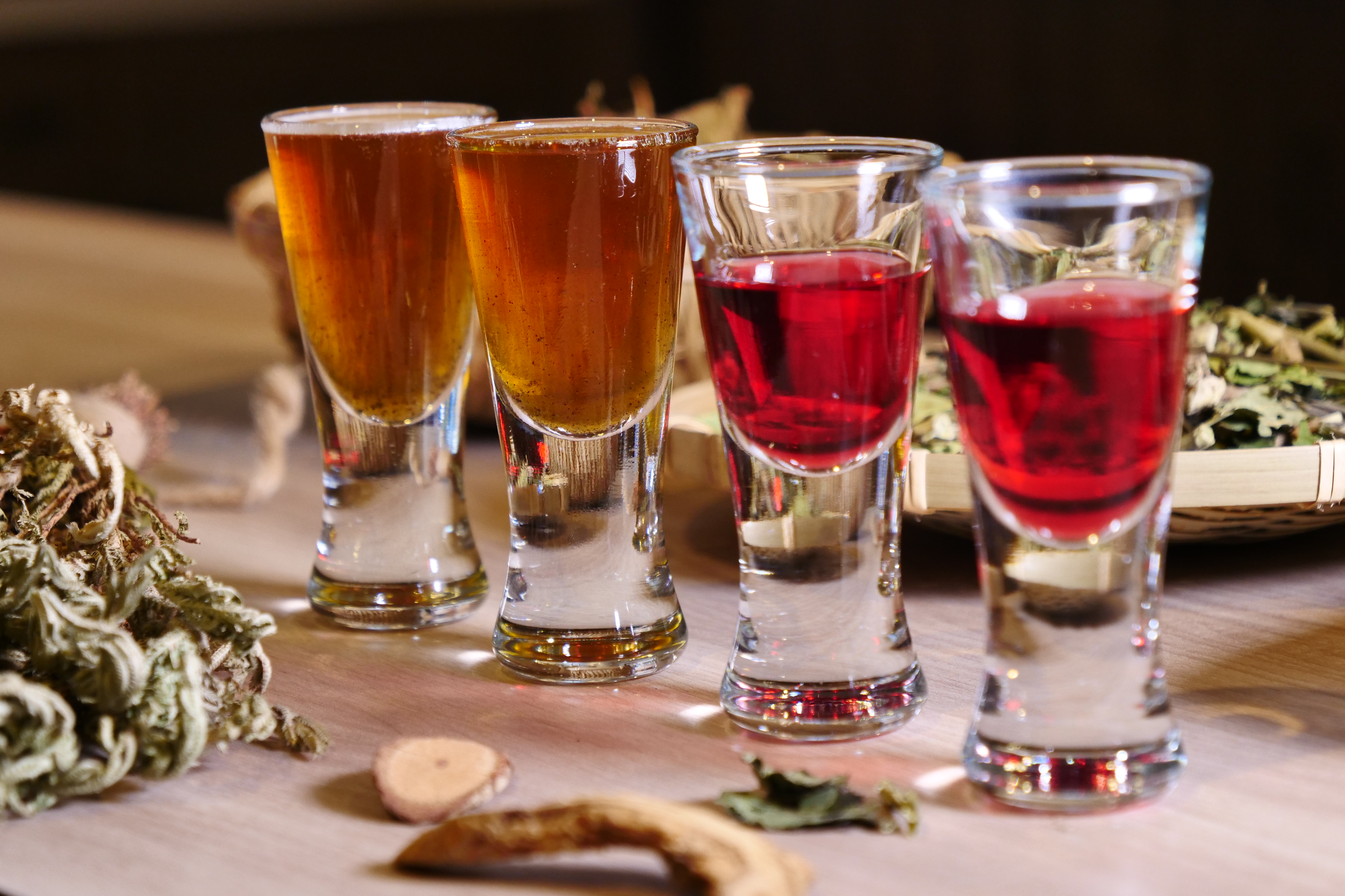 「青草紅酒」透過藥草特性，變化出不同色澤。（僅供體驗課程品飲）