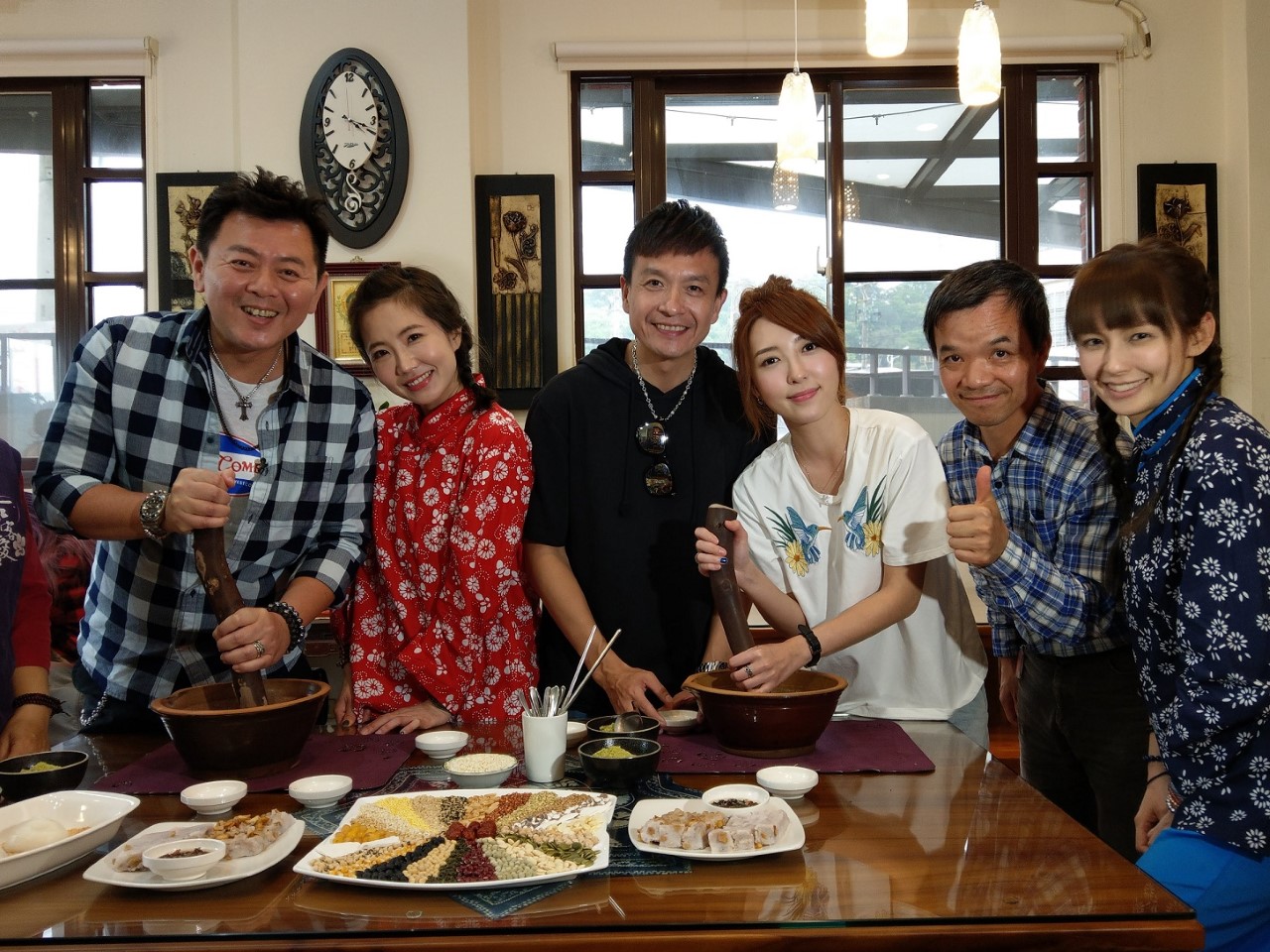 小鐘和五熊上《旅行應援團》，跟著主持人庹宗康、謝忻、袁艾菲一起前往新竹大啖客家美食。（衛視提供）