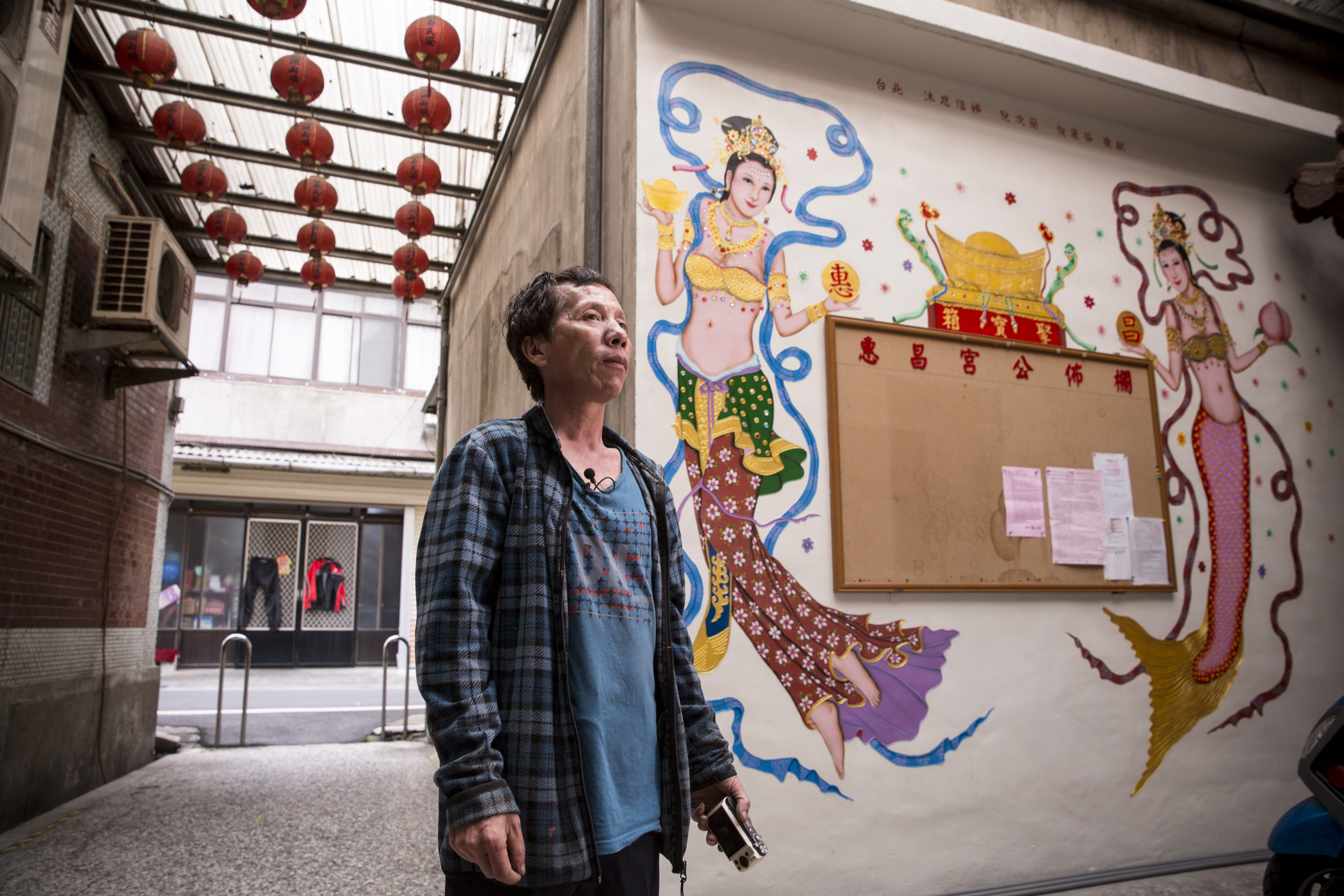 廖鳳琴欣賞自己的畫，百看不厭，見記者來訪，也非常詳細地向我們說明製作細節，那些鑲上去的假寶石，在他眼裡都光芒四射。