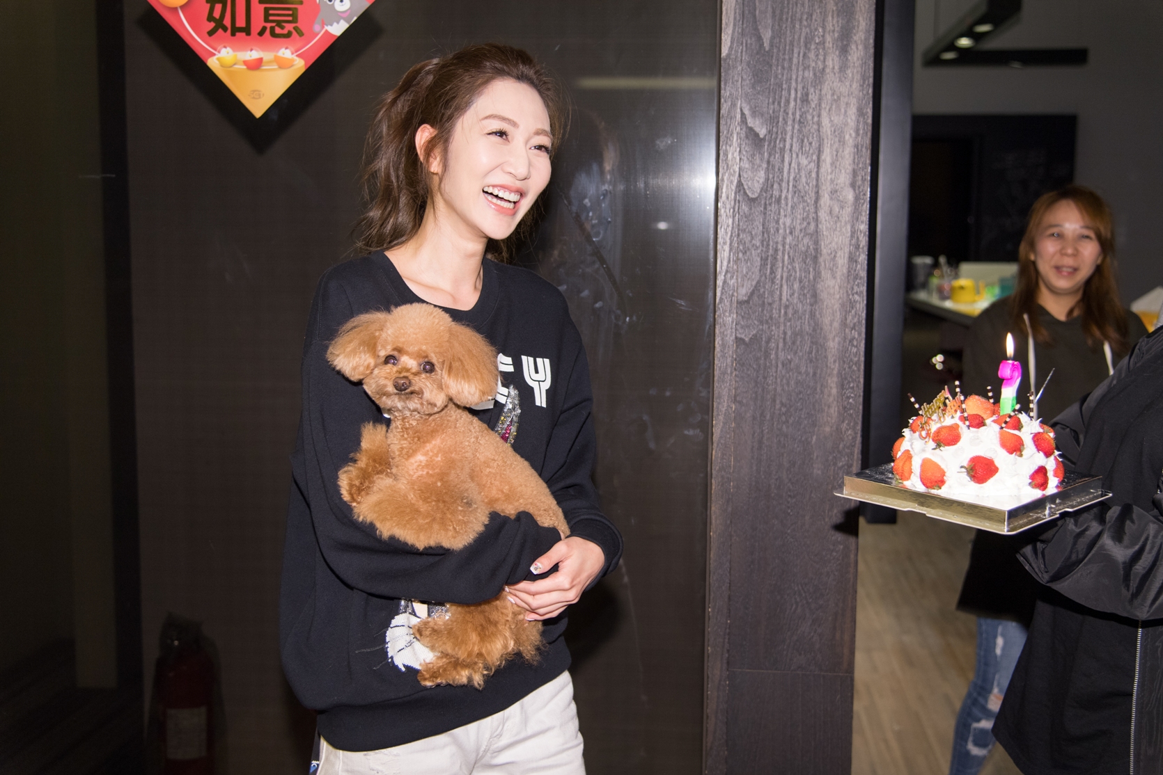 抱著狗的曾莞婷被慶生驚喜給嚇了一大跳。（三立提供）
