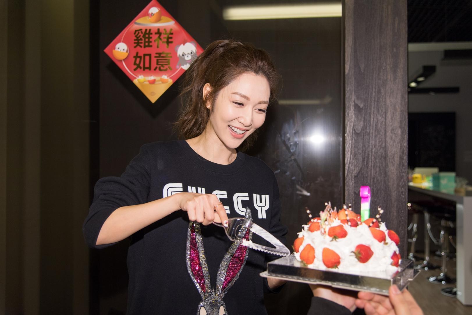 曾莞婷開心切蛋糕，希望自己事業能發展得更好。（三立提供）