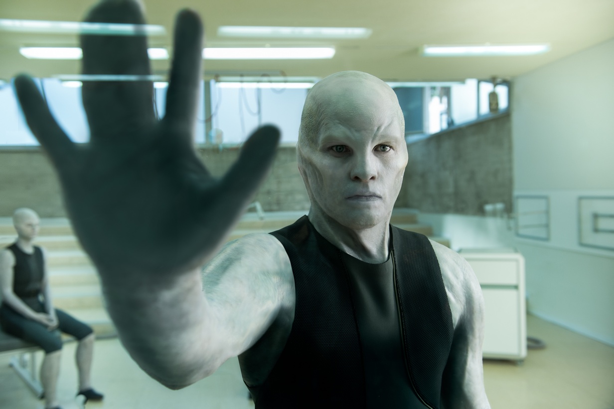 山姆沃辛頓這次不當藍色阿凡達，而是變成從頭白到腳的泰坦星人。（昇華娛樂提供）