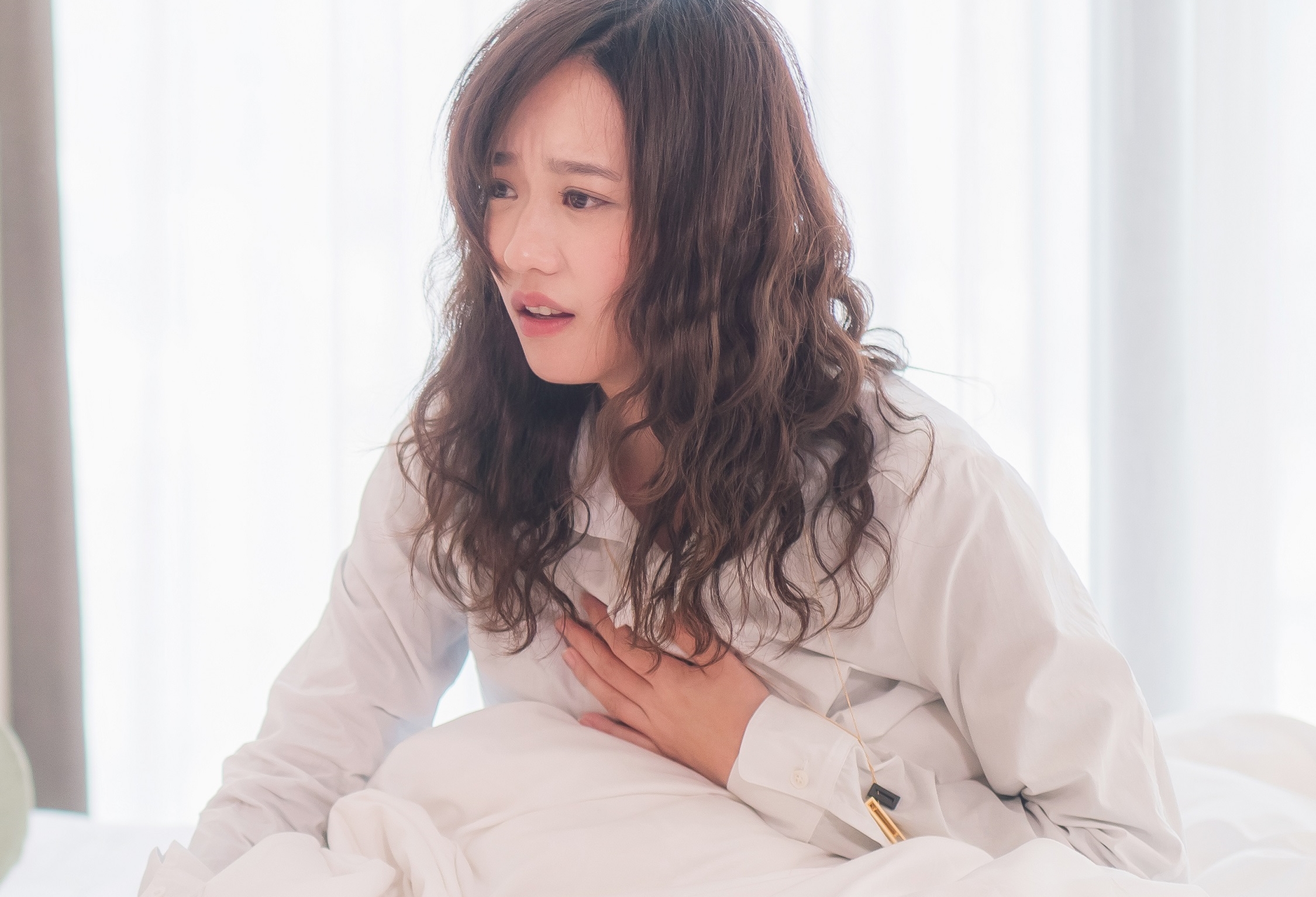 孟耿如戲裡喝到掛，戲外則會吐光光。（東森提供）