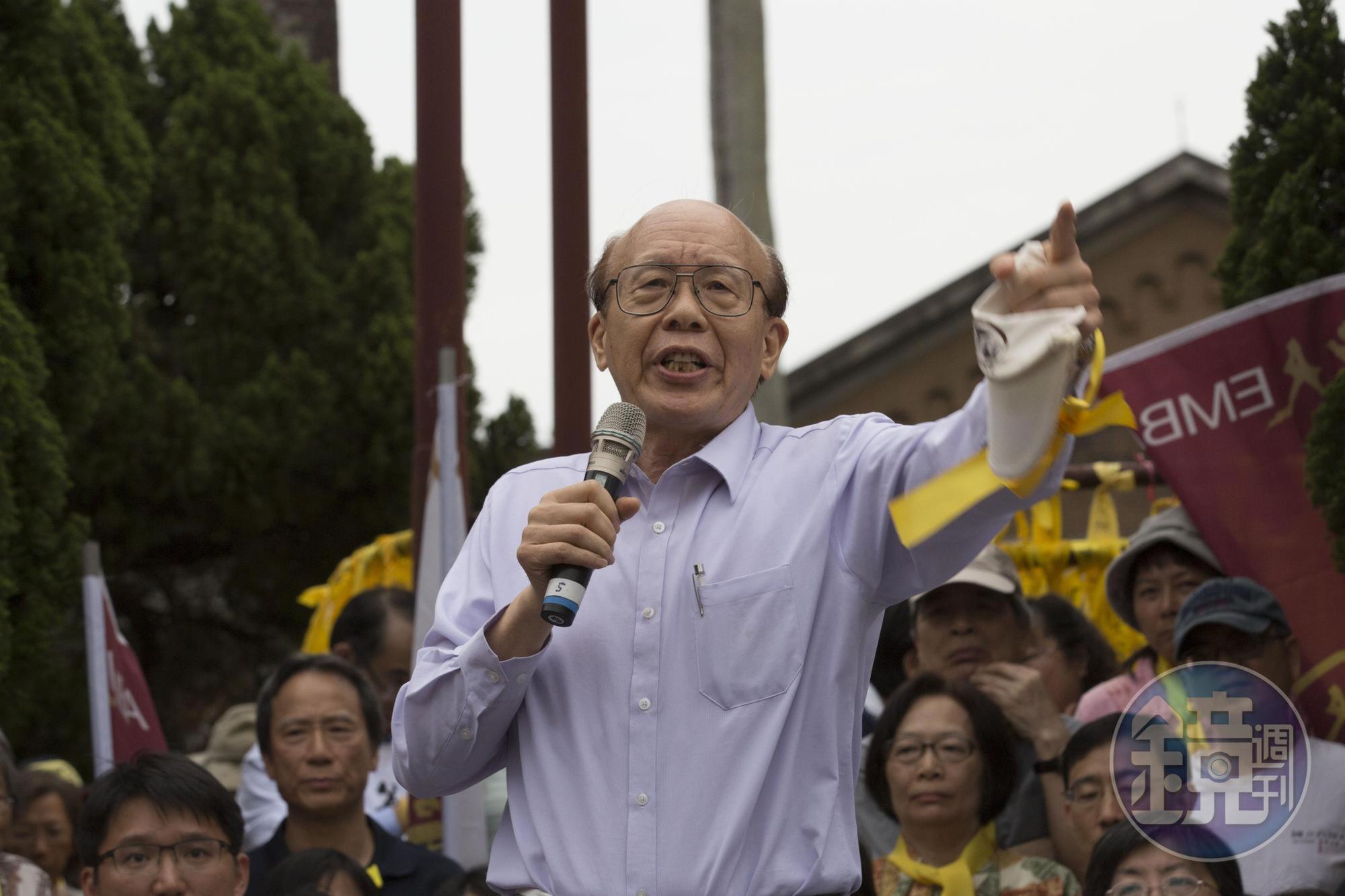 台大前校長李嗣涔呼籲所有台大師生與校友,在家門口、車子外面綁上黃絲帶表達對教育部的不滿。
