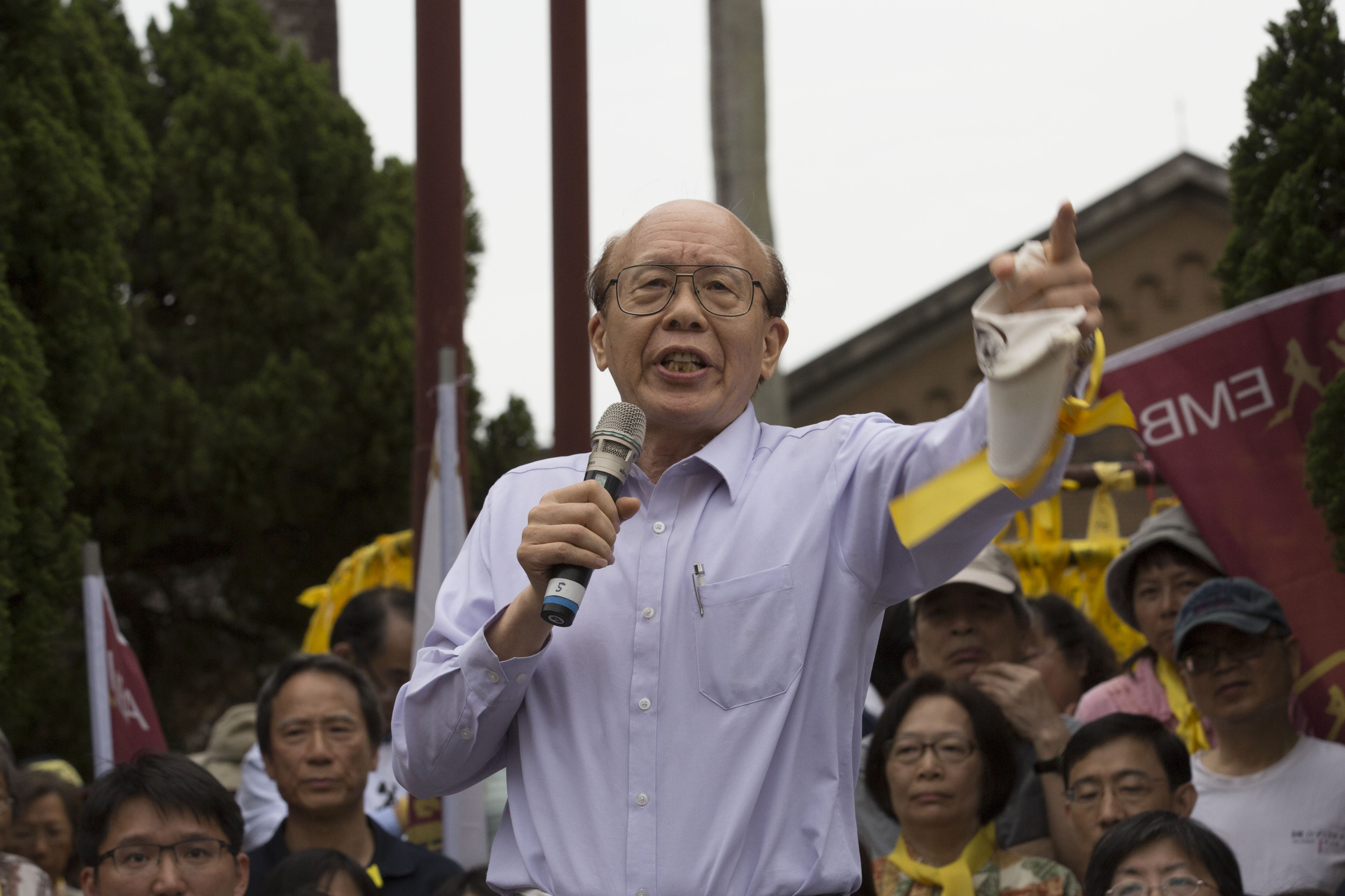 台大前校長李嗣涔呼籲所有台大師生與校友，在家門口、車子外面綁上黃絲帶表達對教育部的不滿。