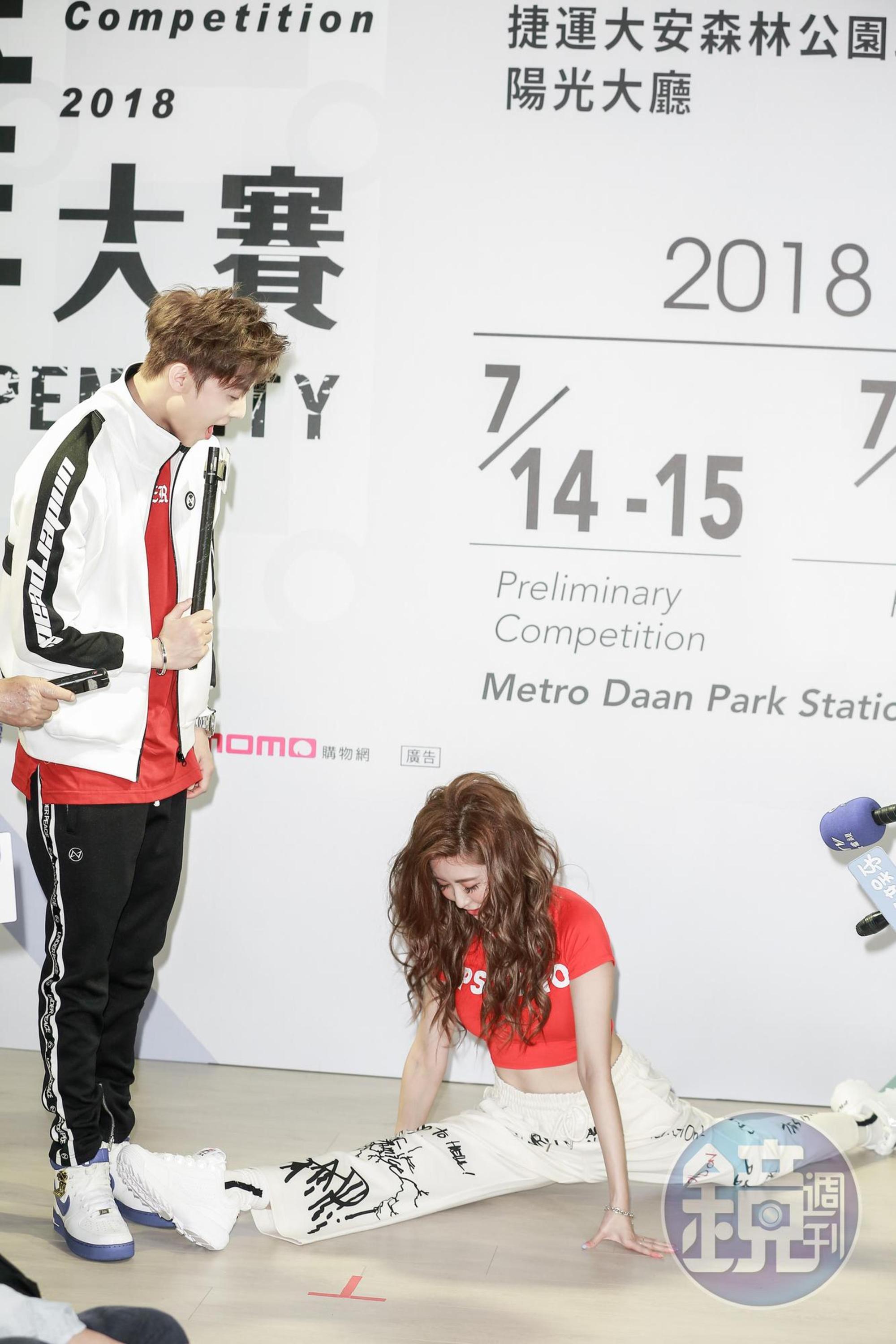 愷樂在媒體力拱下當場劈腿展現軟Q筋骨，王子在一旁看傻了眼。