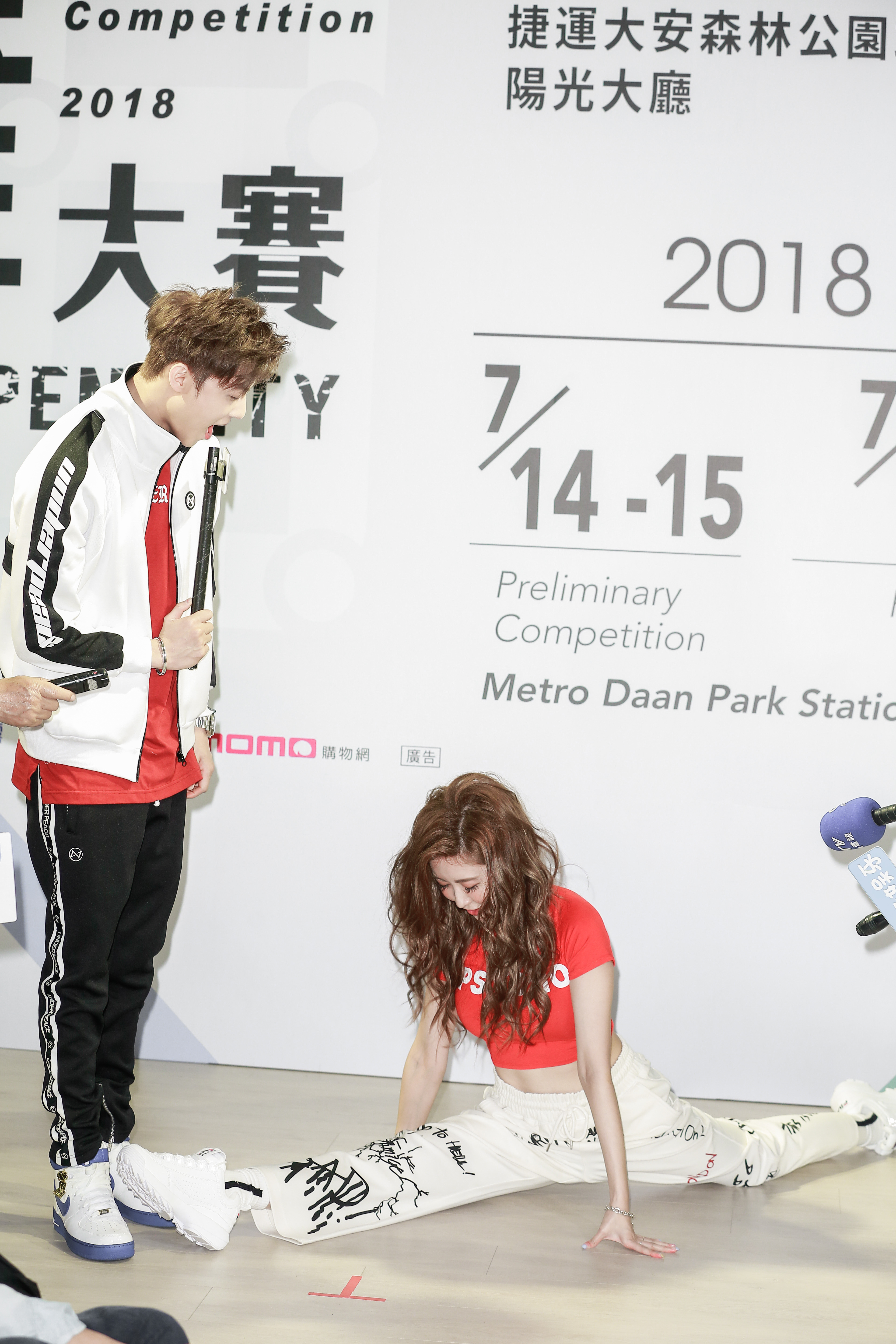 愷樂在媒體力拱下當場劈腿展現軟Q筋骨，王子在一旁看傻了眼。