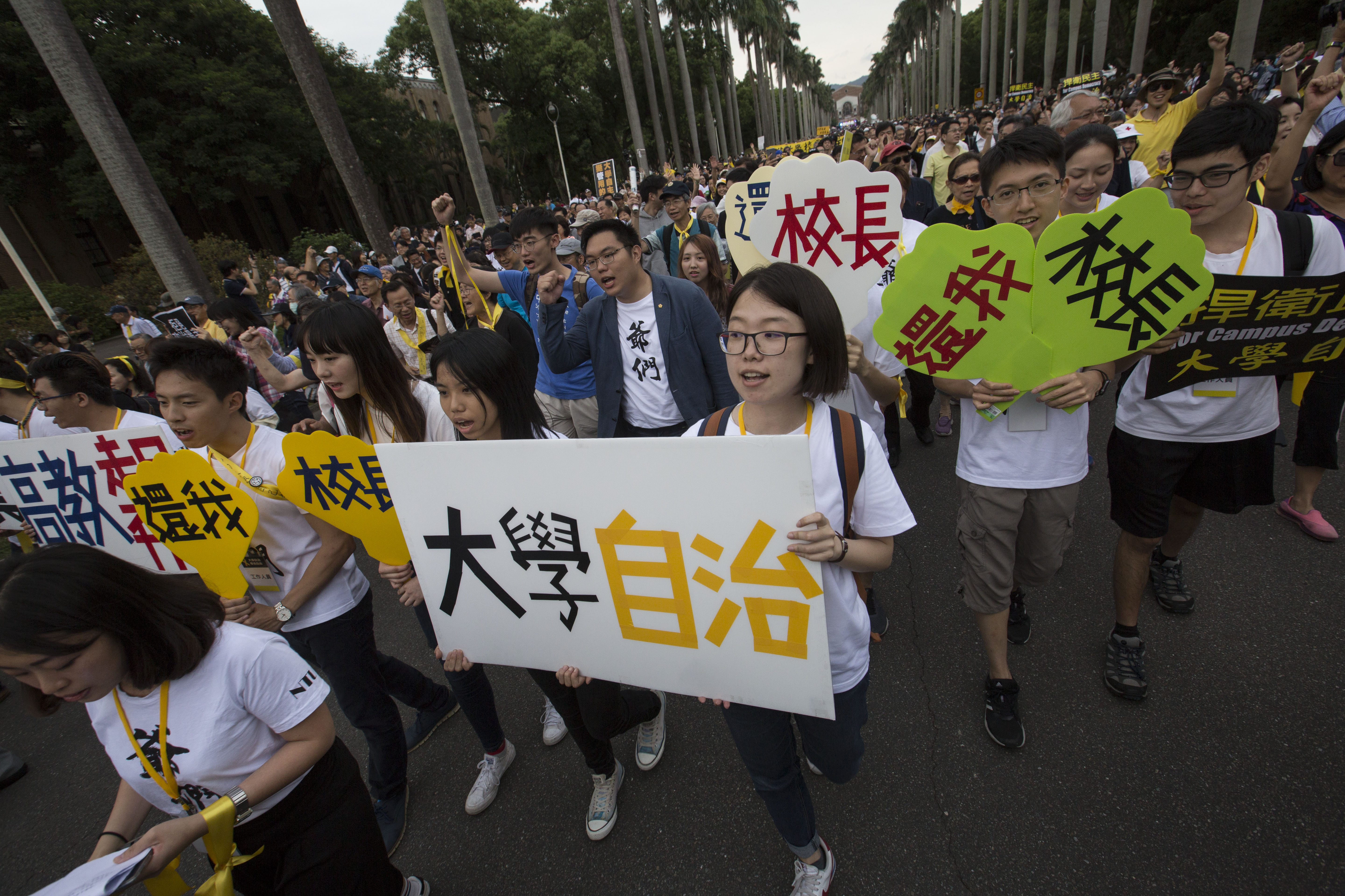 台大師生今發起「新五四運動」，隨傅鐘21響鐘聲高喊「捍衛大學自主、守護學術自由」。