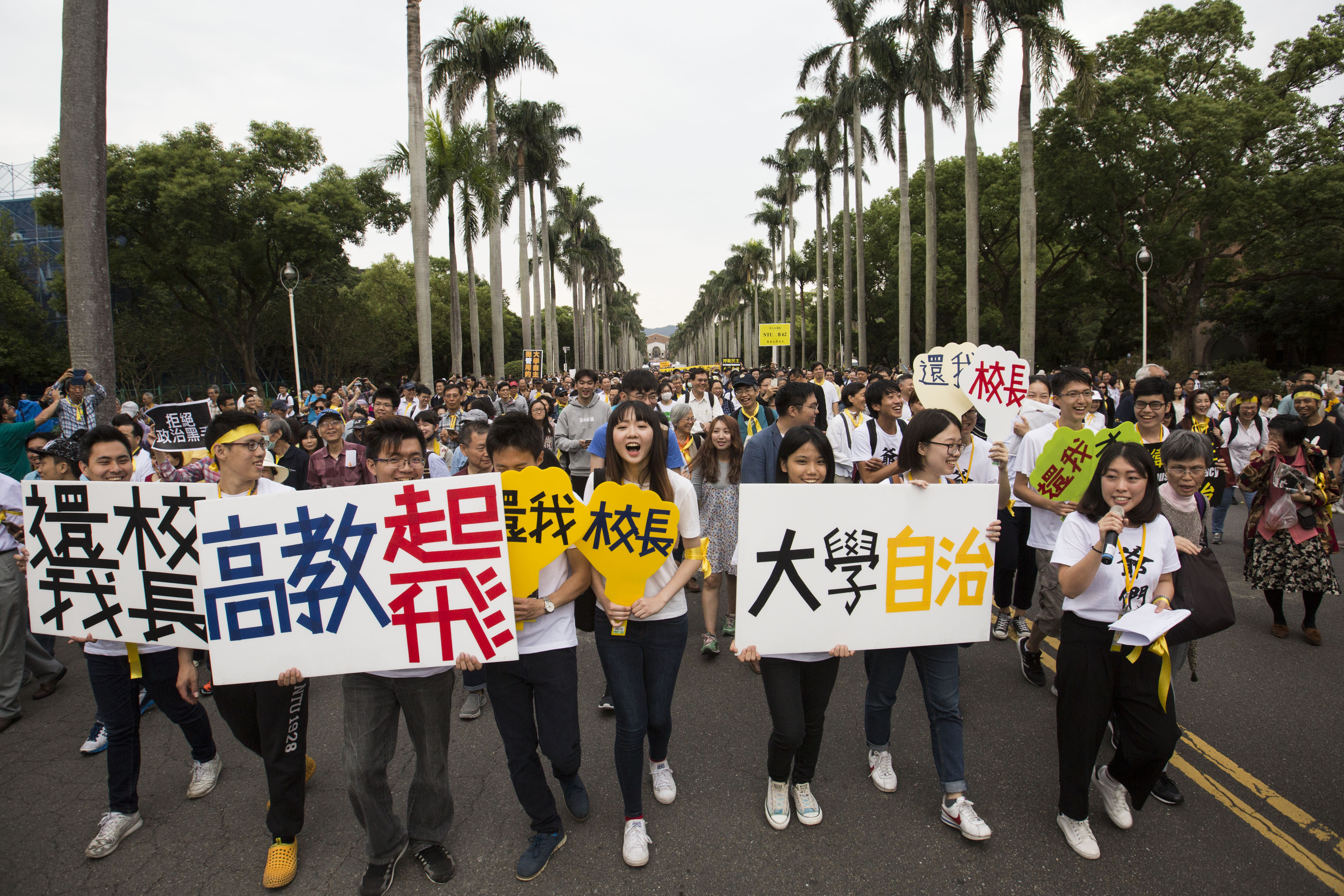 挺管與反管爆發拉扯衝突直到校警介入才控制場面。