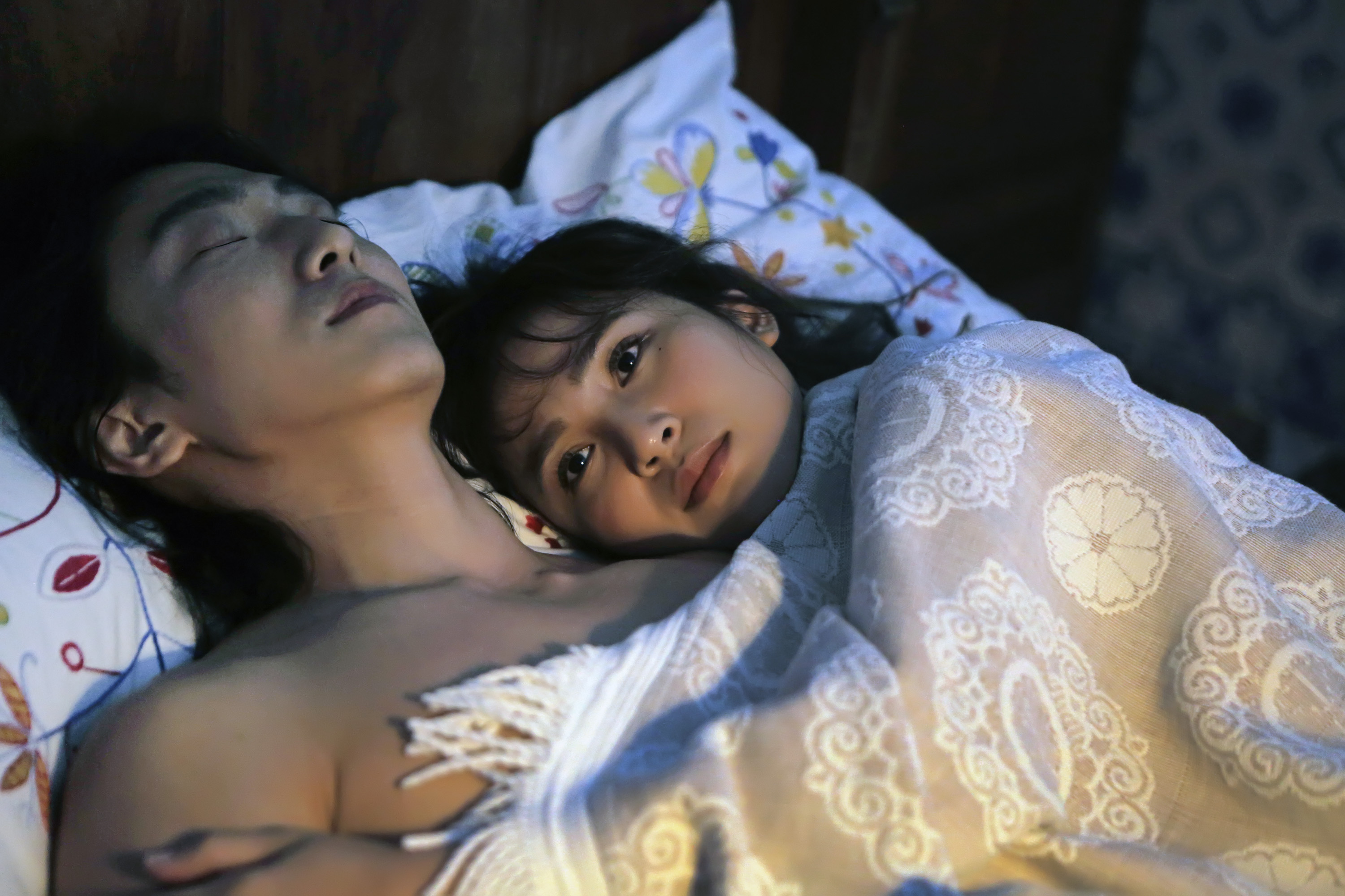 張懷秋跨刀梁文音新歌〈轉折〉MV，多年老友的兩人上演床戲毫不扭捏。（環球音樂提供）