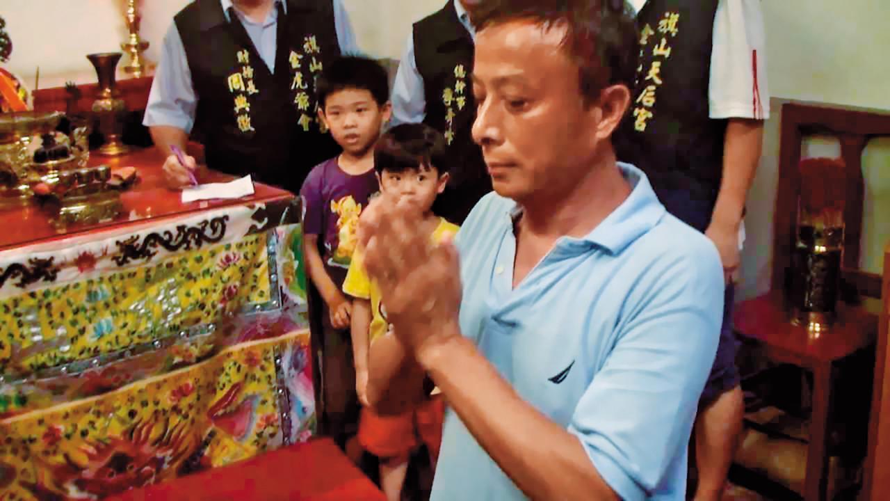 五億探長黃胤鴒亂搞的「旗山汙染案」,導致環團抗議,政府修改《廢清法》。(翻攝畫面)