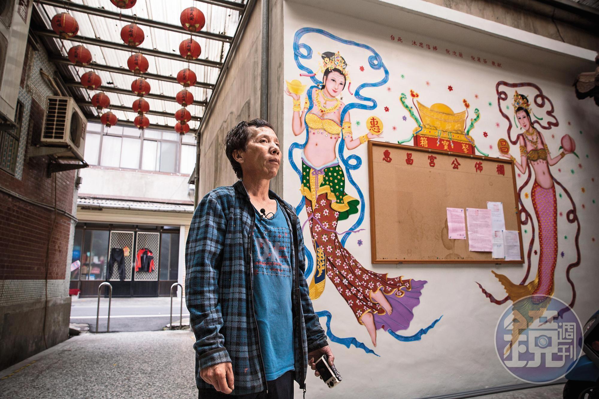 擁有著無法令人理解的熱情,廖鳳琴不只是廟宇畫師,他的神像可是各個爆乳。