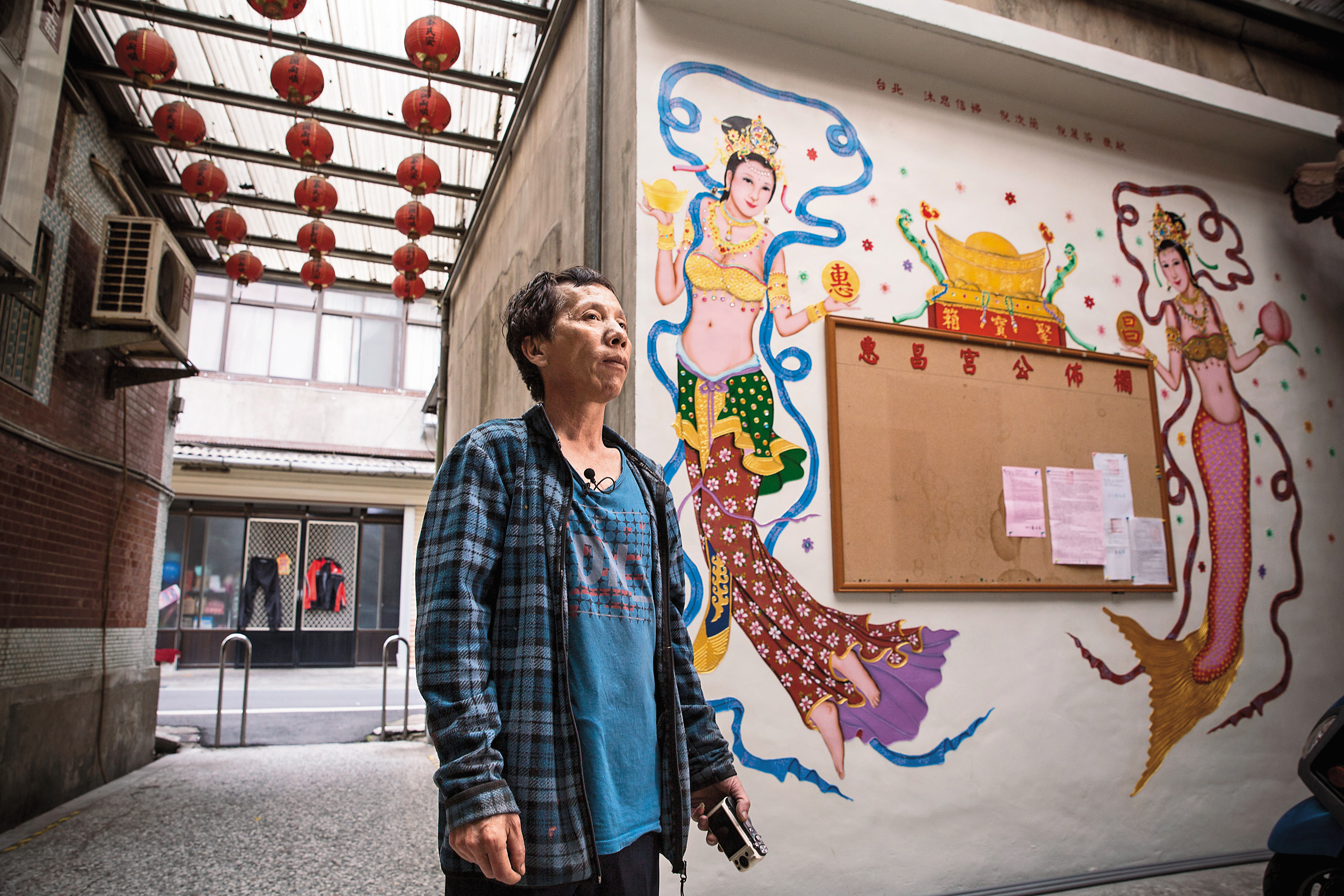 擁有著無法令人理解的熱情，廖鳳琴不只是廟宇畫師，他的神像可是各個爆乳。