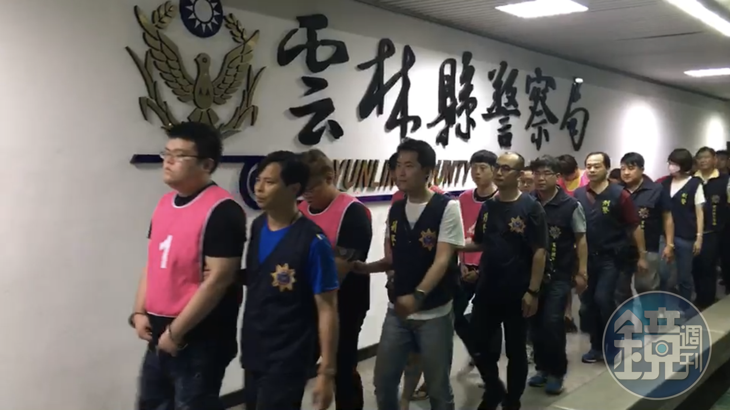 曾嫌等人擁槍自重，危害鄉里，遭警方拘提。（刑事局提供）