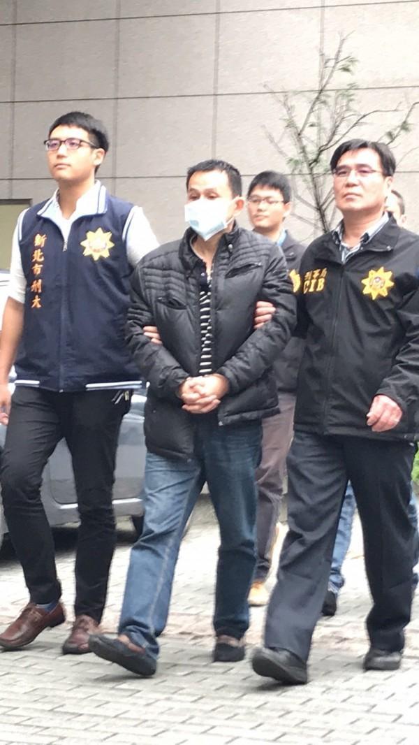 吳嫌涉及22年前強盜性侵案,遭警方拘提。(翻攝畫面)
