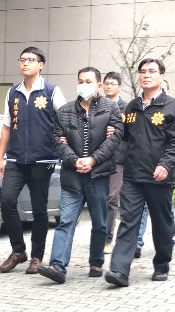吳嫌涉及22年前強盜性侵案，遭警方拘提。（翻攝畫面）