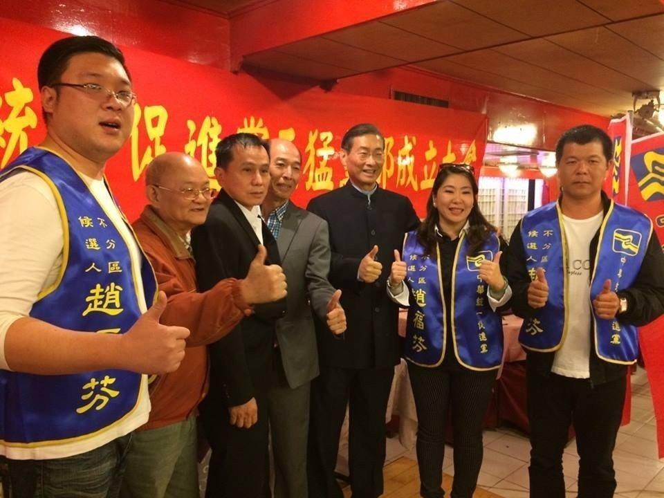 吳嫌(左三)參與統促黨王猛黨部成立大會。(翻攝畫面)