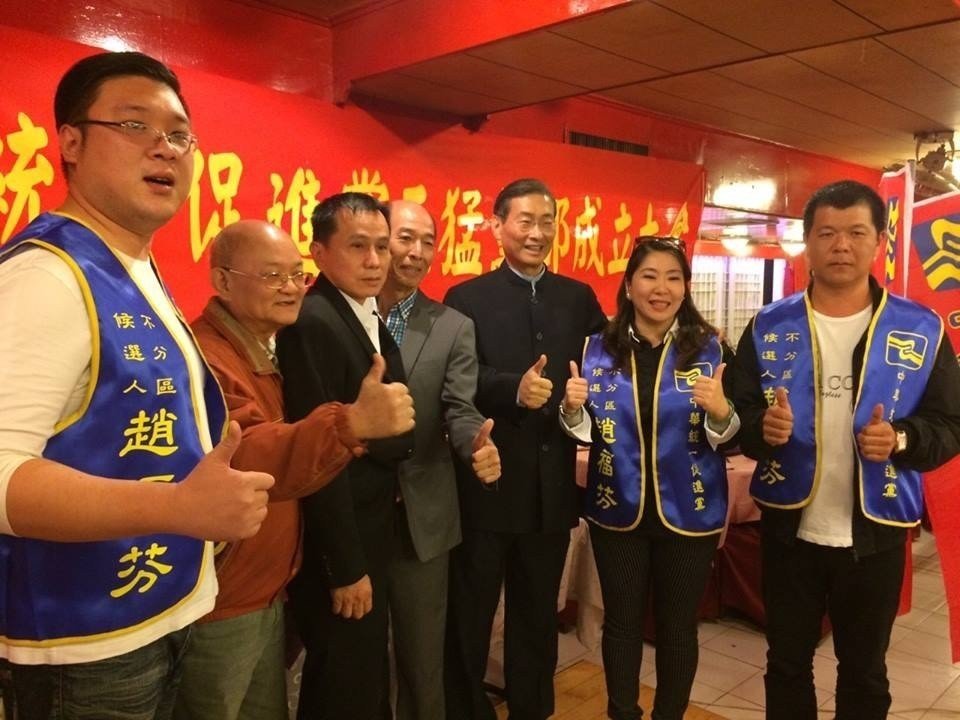 吳嫌（左三）參與統促黨王猛黨部成立大會。（翻攝畫面）