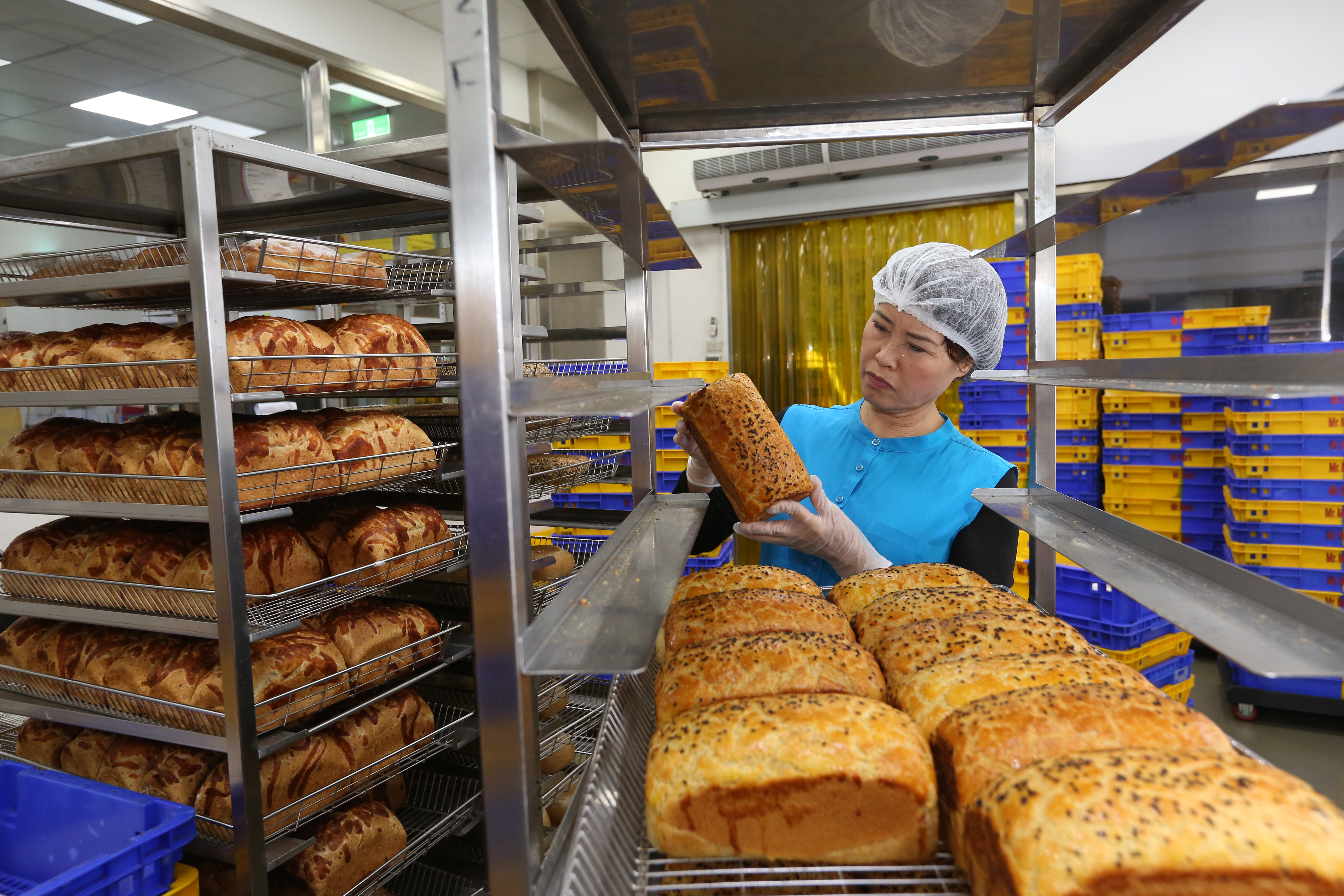 使用五穀雜糧與橄欖油製作歐式雜糧麵包，是王麗珠經營品牌的核心精神。