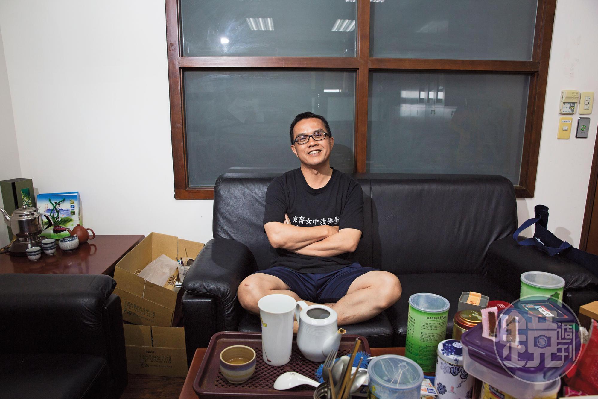 看來像居家客廳，其實這裡是陳欽賢的辦公室，他說在辦公室的時間比在家長得太多。