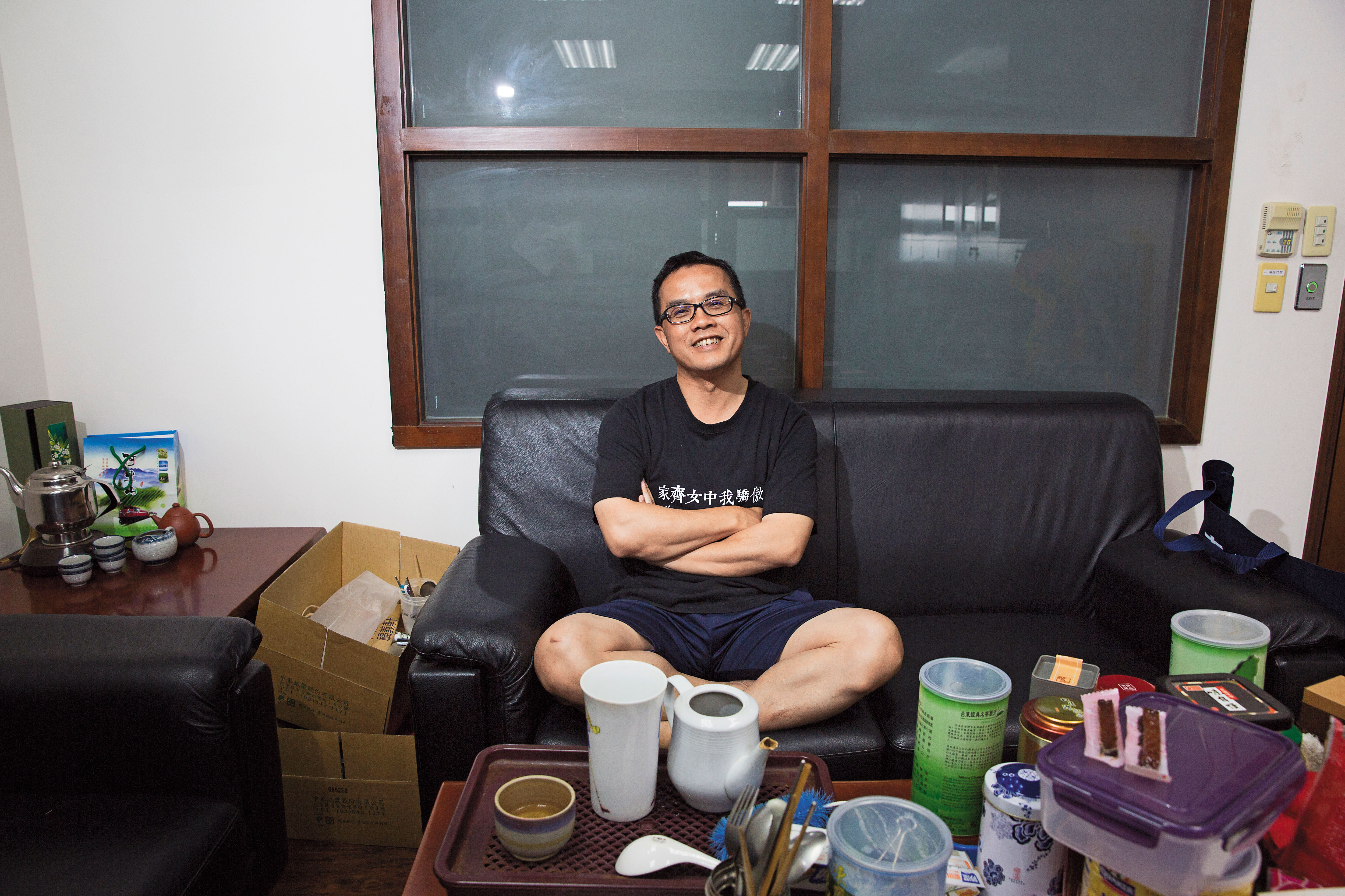 看來像居家客廳，其實這裡是陳欽賢的辦公室，他說在辦公室的時間比在家長得太多。