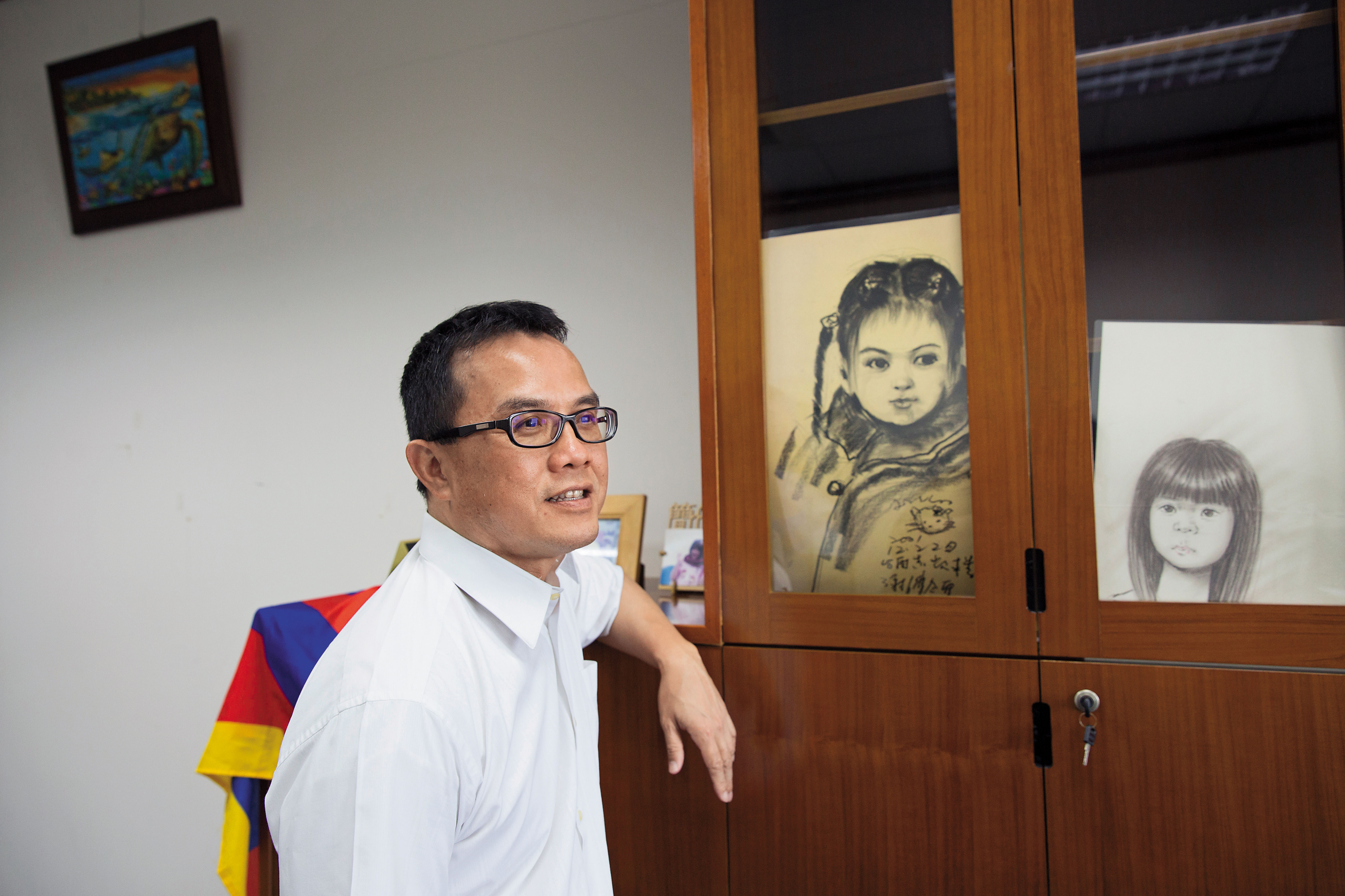 櫃子裡的素描是陳欽賢的大女兒小時候由街頭藝人所繪，他得意道，女兒小時候像洋娃娃，牽她走在路上，路人回頭率很高。