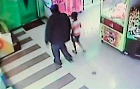 2012年，台南湯姆熊遊樂場發生震驚全台的隨機殺人案，男子曾文欽將1名10歲男童拐到廁所後殺害。此為當時監視器拍到的畫面。（翻攝網路）