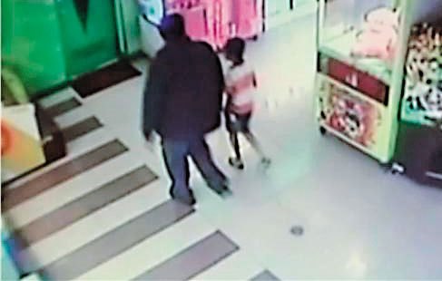2012年，台南湯姆熊遊樂場發生震驚全台的隨機殺人案，男子曾文欽將1名10歲男童拐到廁所後殺害。此為當時監視器拍到的畫面。（翻攝網路）