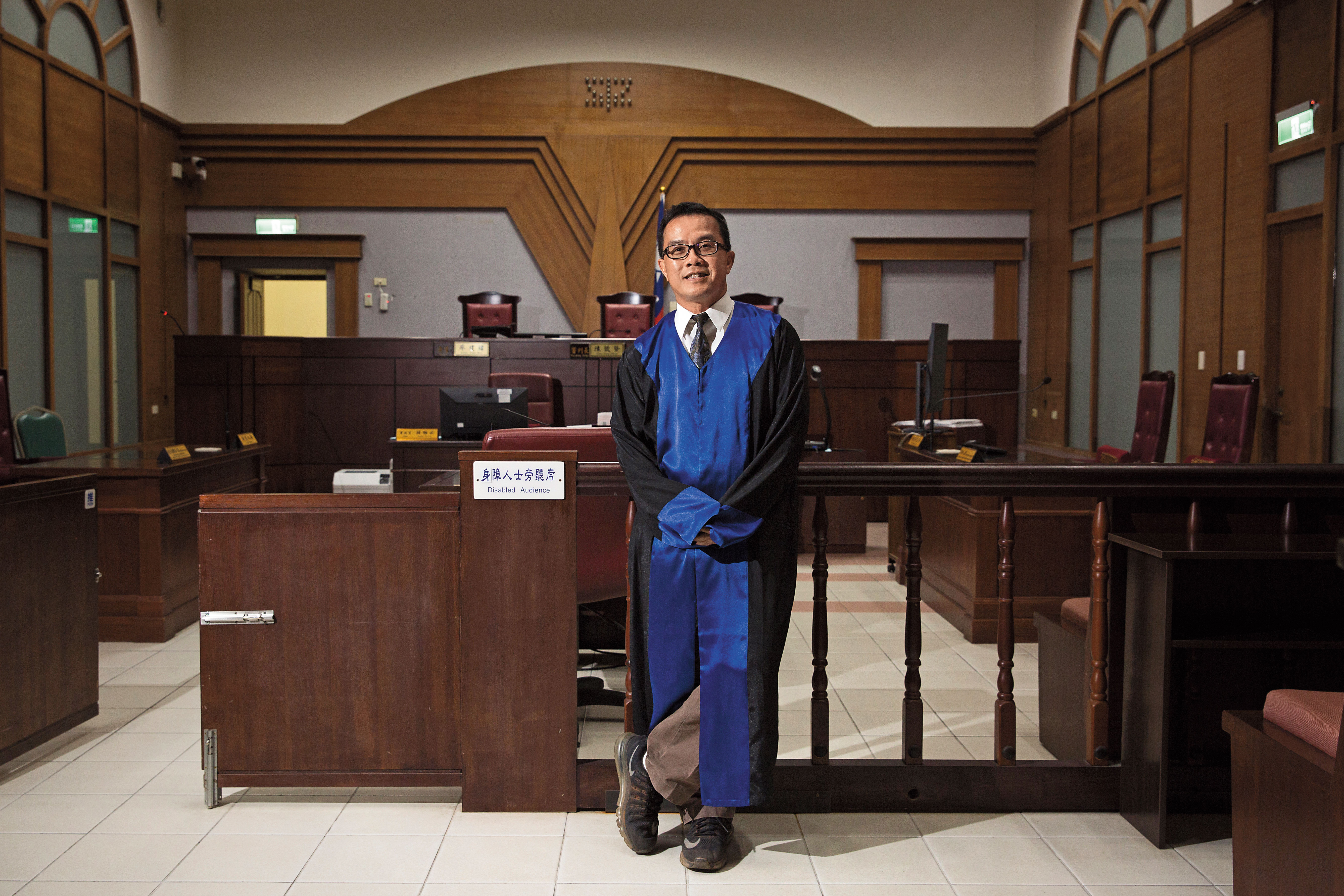 考上司法官後，陳欽賢原本申請當檢察官，卻始終沒機會，就這樣一路當了24年的法官，他笑說可能是自己「服從性不夠好」。相較於法官獨立審判，檢察官在制度上必須接受上級指揮。