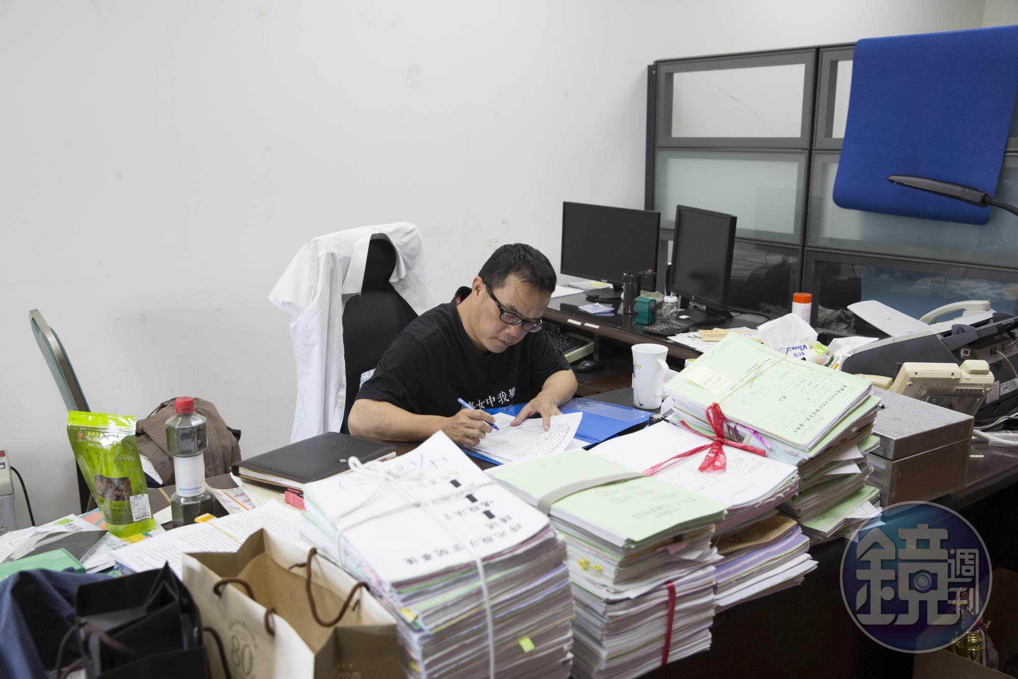 陳欽賢說，依他經驗，約有半數的被告並無聘請律師。