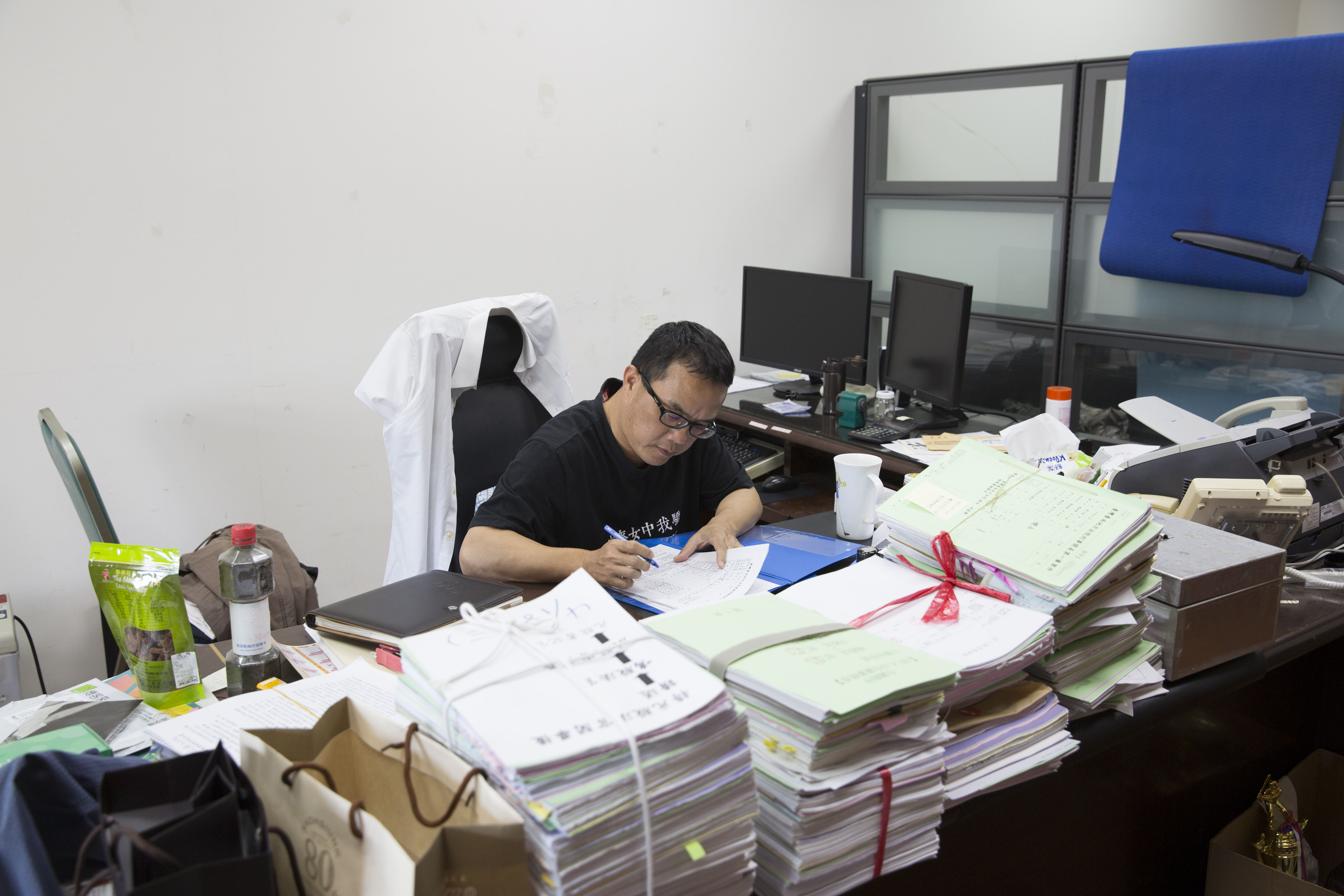 陳欽賢說，依他經驗，約有半數的被告並無聘請律師。